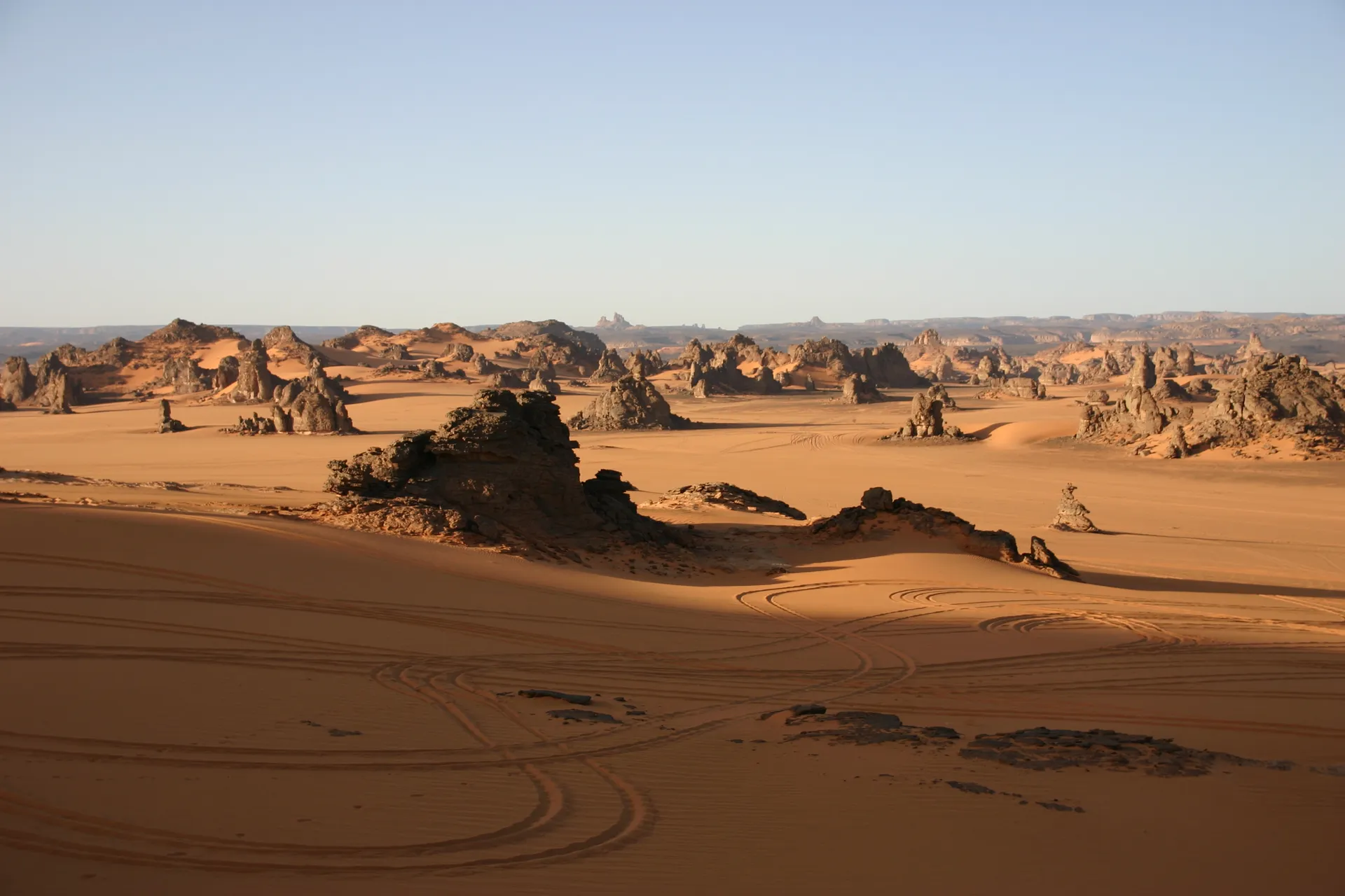 Zand en rotsen zover het oog reikt [Akakus gebergte]
