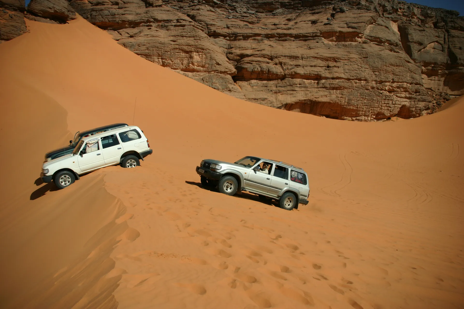  ... waarna ook de andere auto´s volgen en ... [Akakus gebergte]