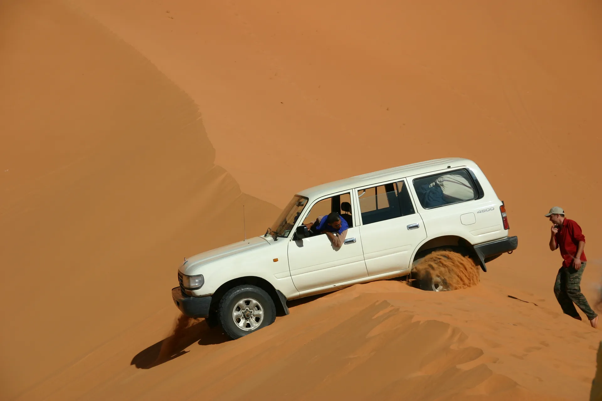  ... onze witte auto blijkt vast te zitten op de zandrichel ... [Akakus gebergte]