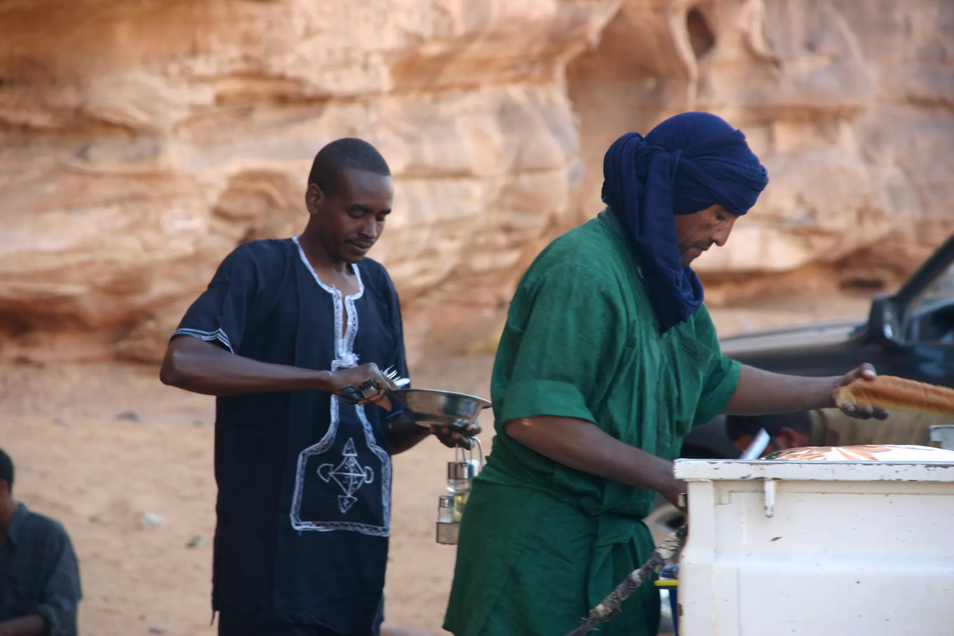 De twee koks, links Ibrahim uit Niger, rechts Mohammed