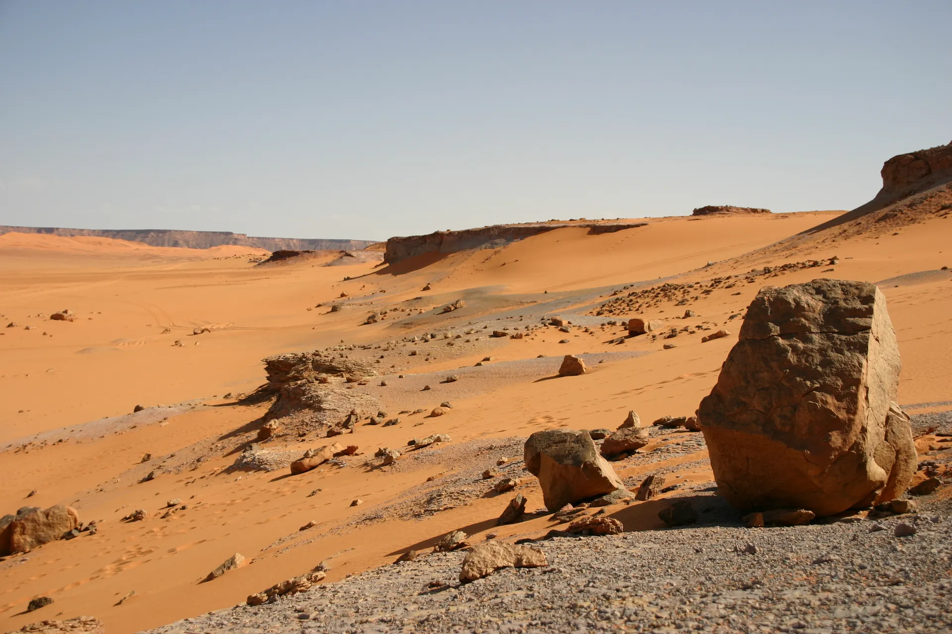 De westelijke rand van het Messak Mellet reliëf