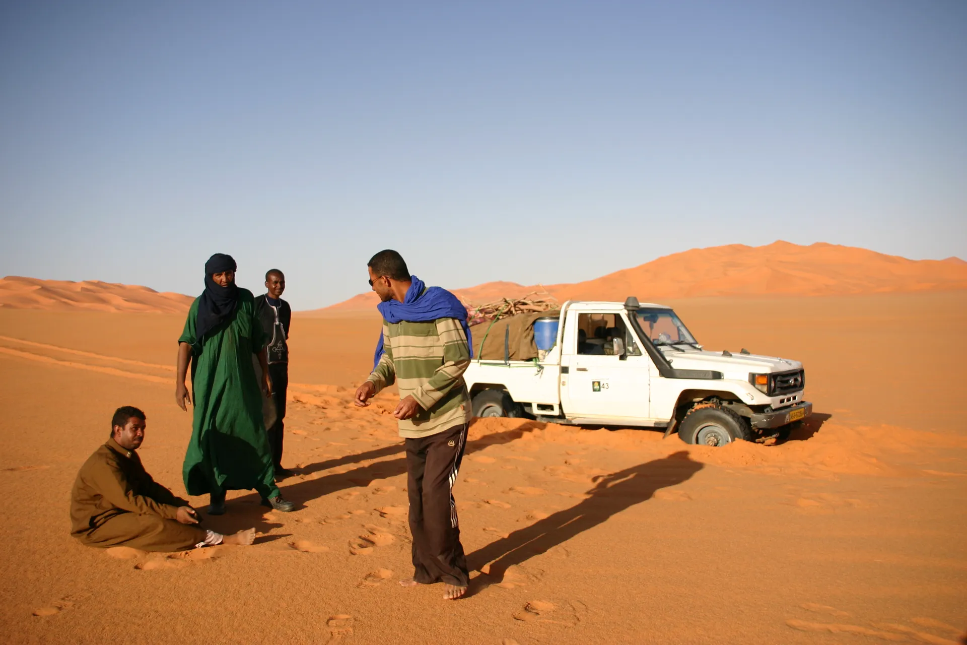 Als we de keukenwagen kwijt zijn, vinden we die terug vastgereden in het mulle zand [Murzuq zandzee]
