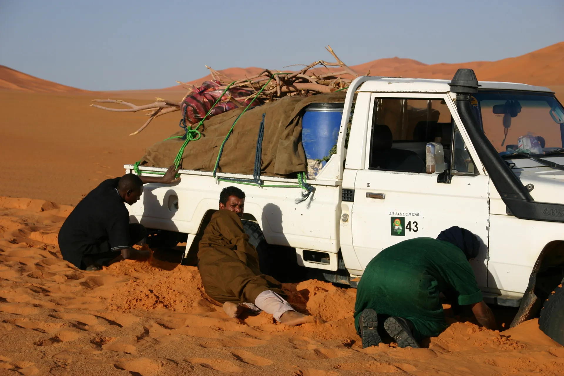 Uitgraven van de keukenwagen is nodig ... [Murzuq zandzee]