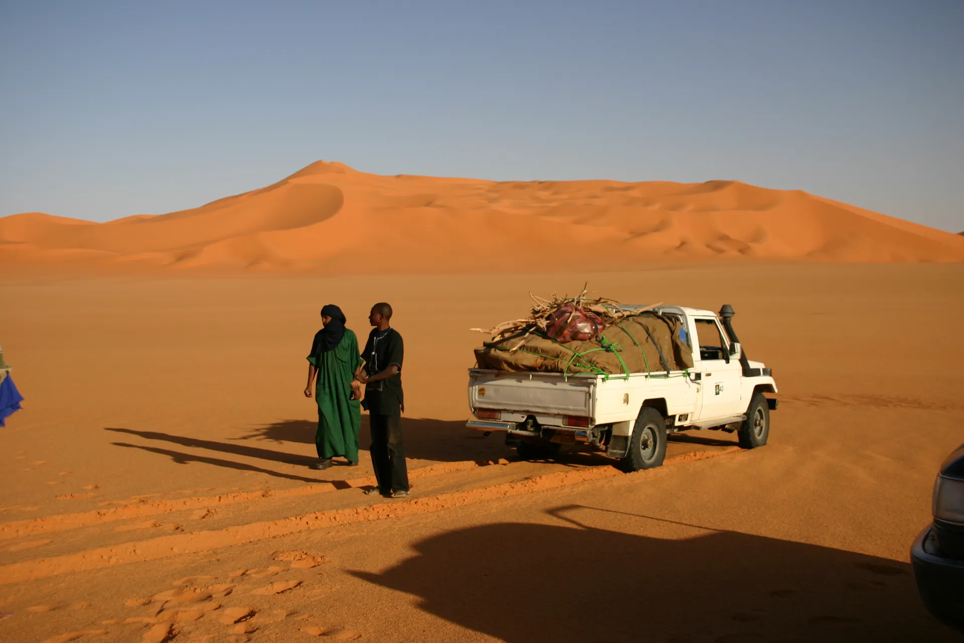... waarna de keukenwagen weer los kan komen uit het zand [Murzuq zandzee]