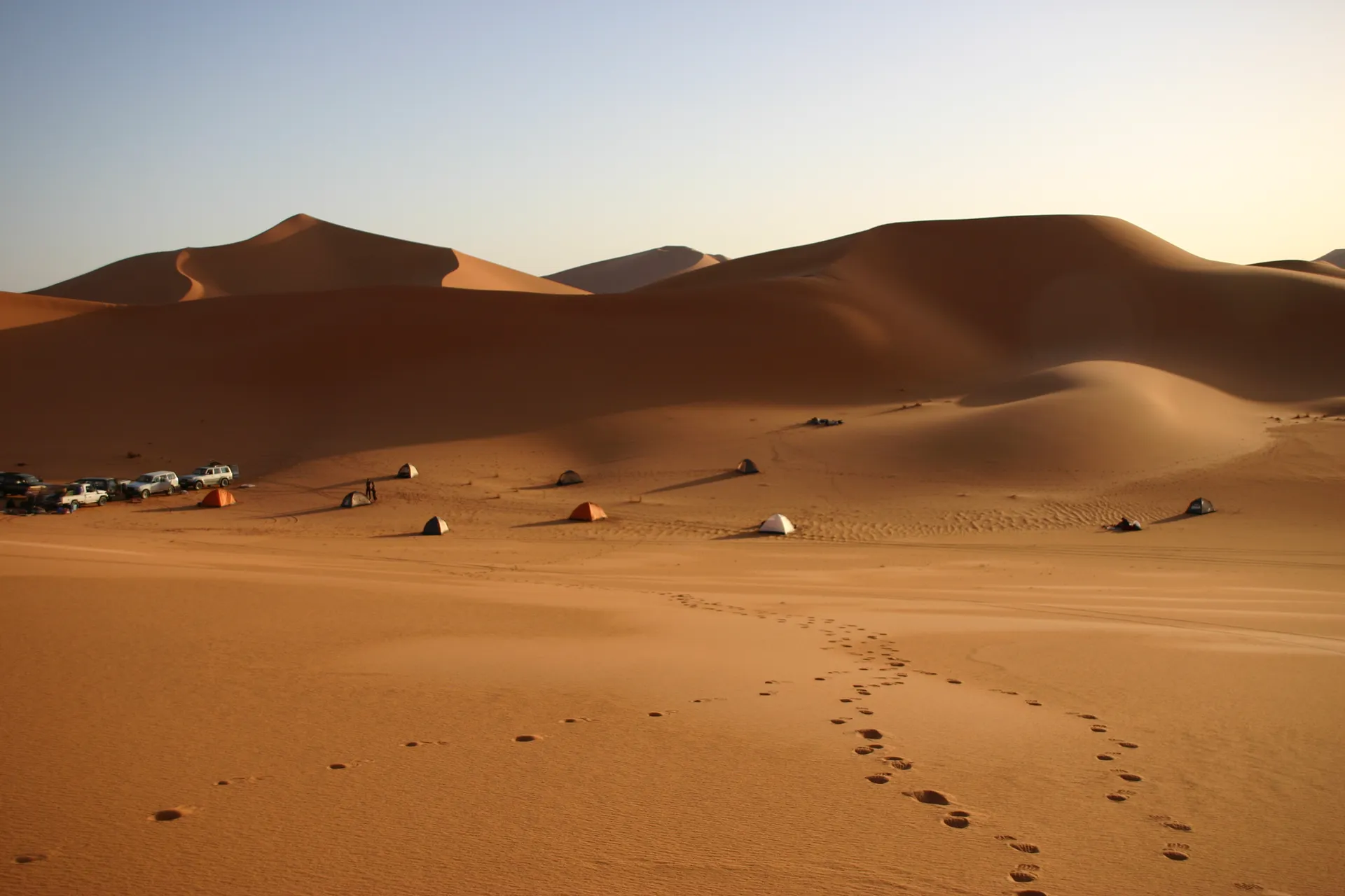 Kampement in een duinpan [Murzuq zandzee]