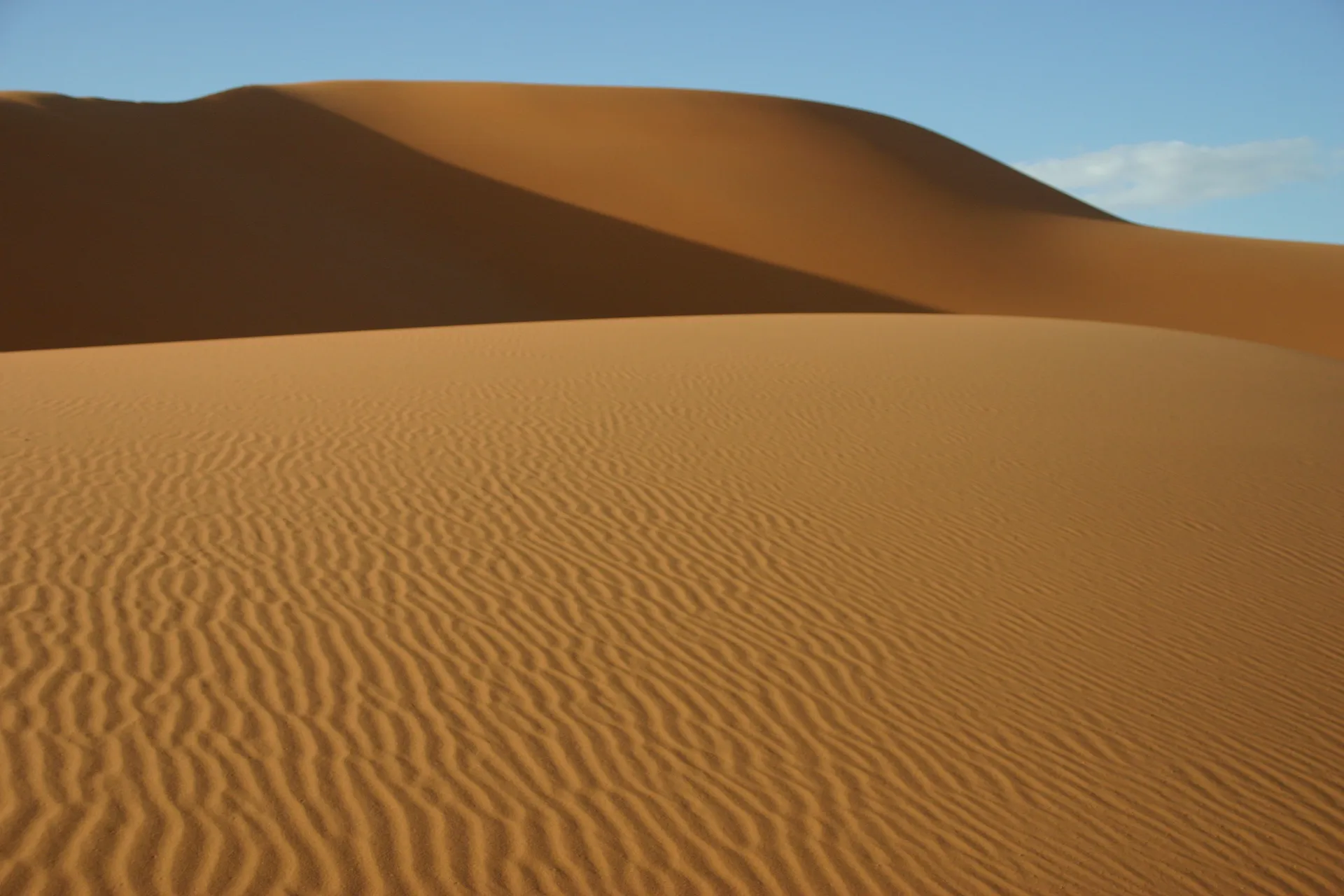 Zand, in vorm gebracht door zon en wind [Murzuq zandzee]