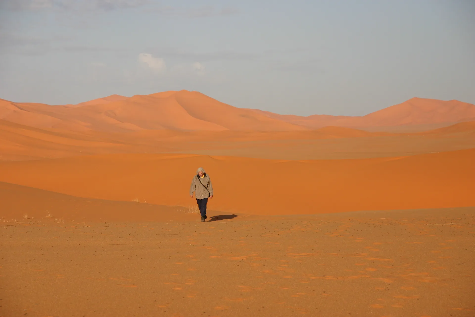 Bij lage zon neemt het zand allerlei kleuren aan [Murzuq zandzee]