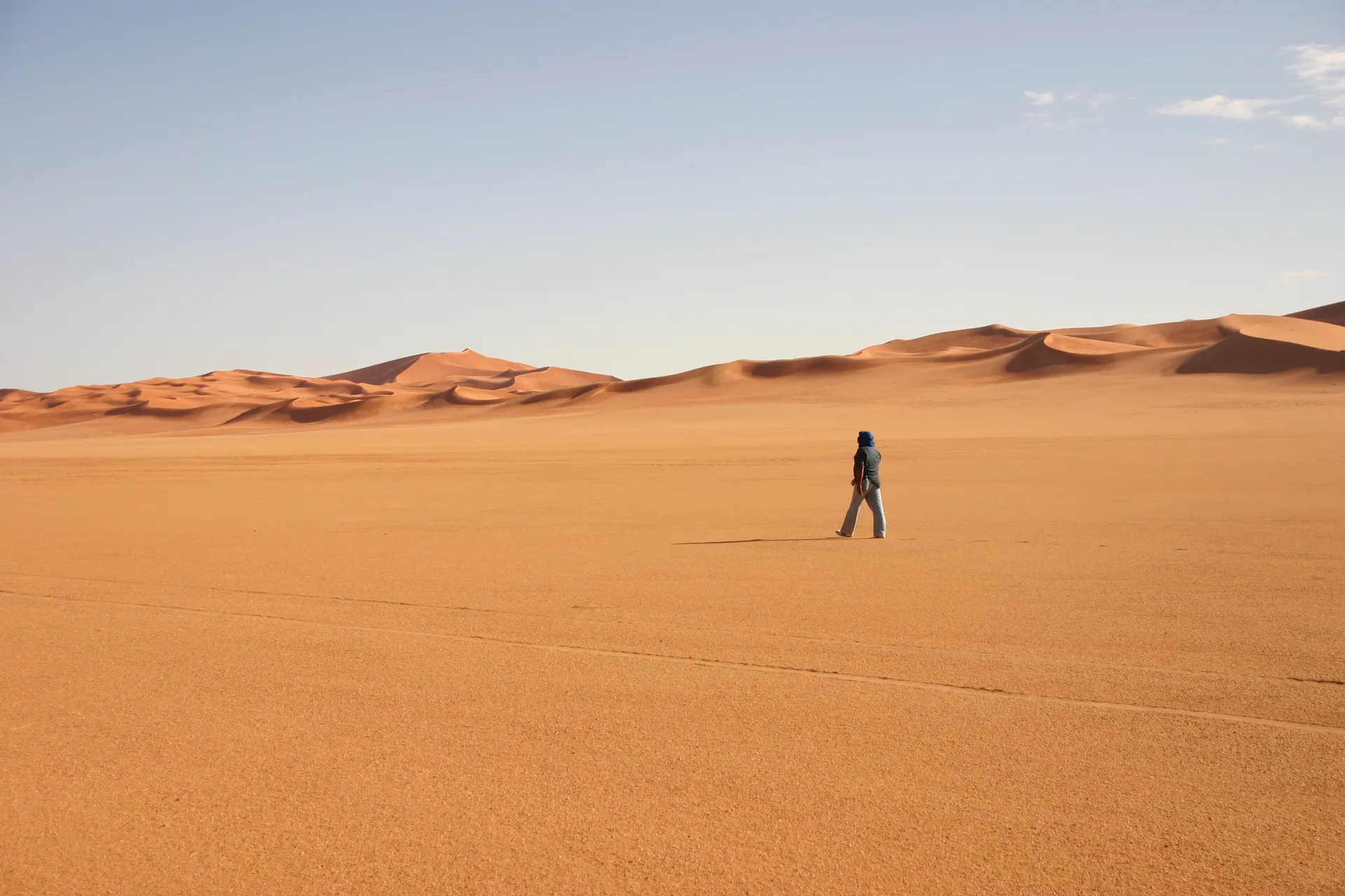 Abdullah wijst de weg bij de ochtendwandeling in de Murzuq zandzee