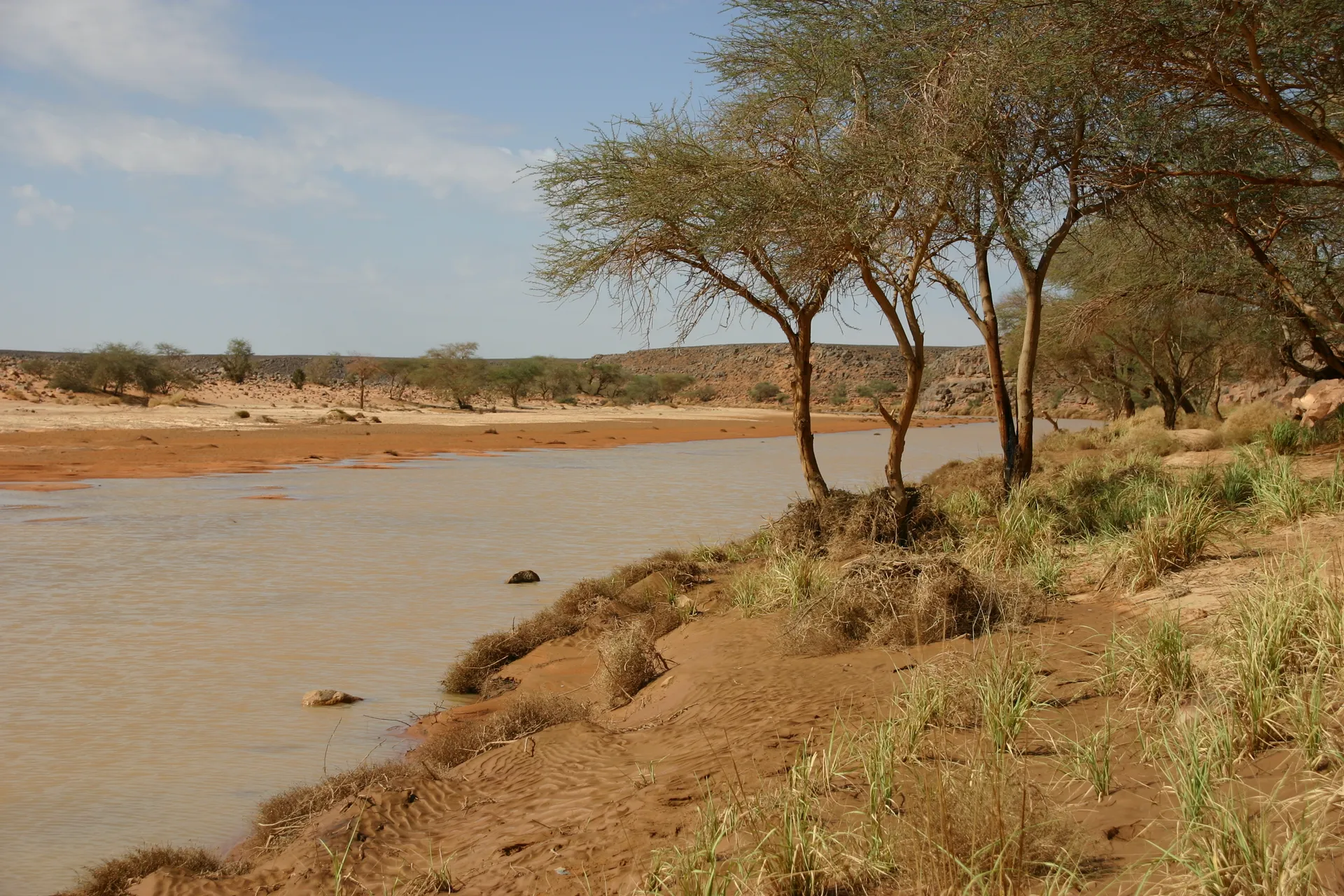 Wadi Mathendous, gevuld met water van zware buien een week eerder