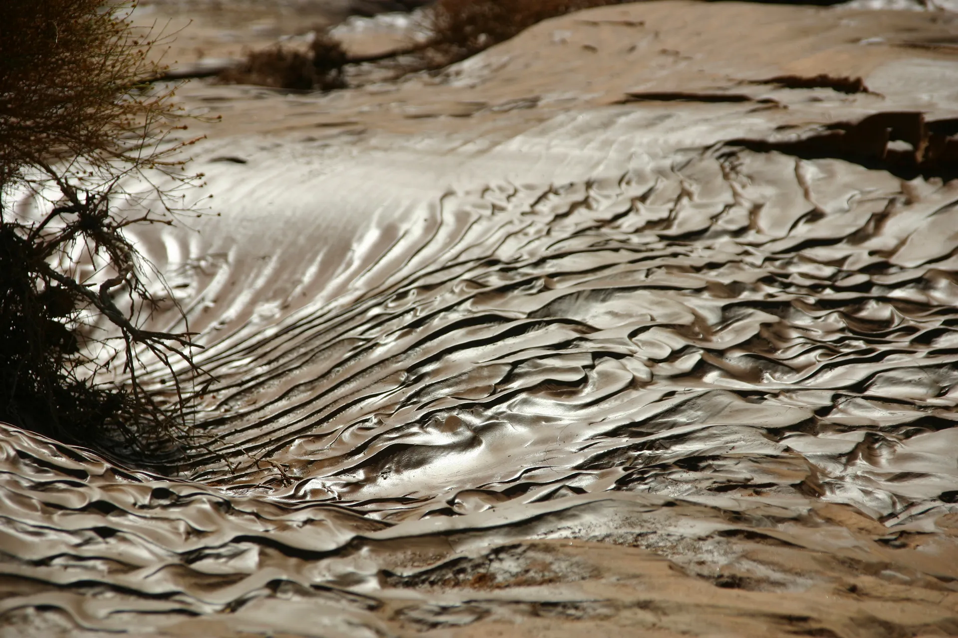 Opgedroogd zand in chocoladekleuren [noordelijke rand Murzuq zandzee]