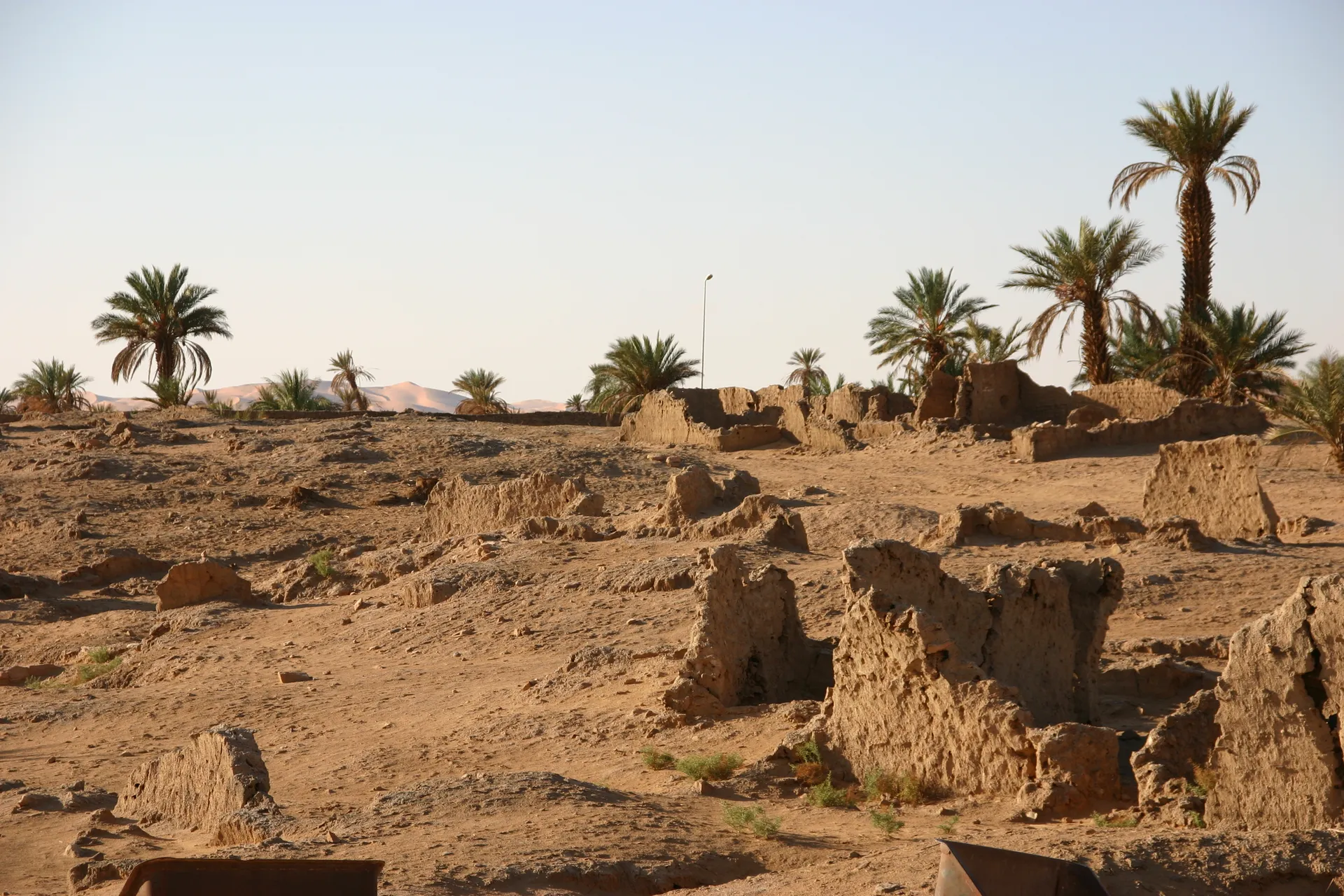 Opgraving van Garama, een stadje uit de vroege Arabische periode, op de achtergrond de Ubari zandzee