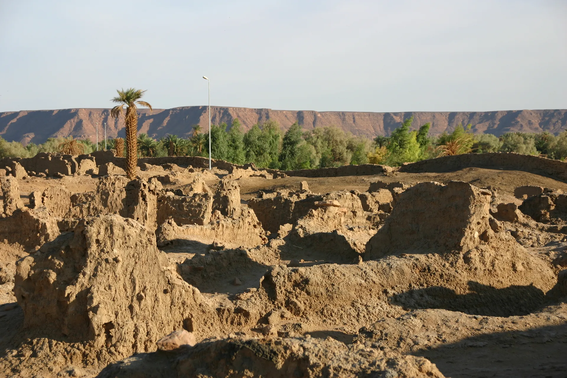 Opgraving van Garama, op de achtergrond het reliëf van de Messak Settafet