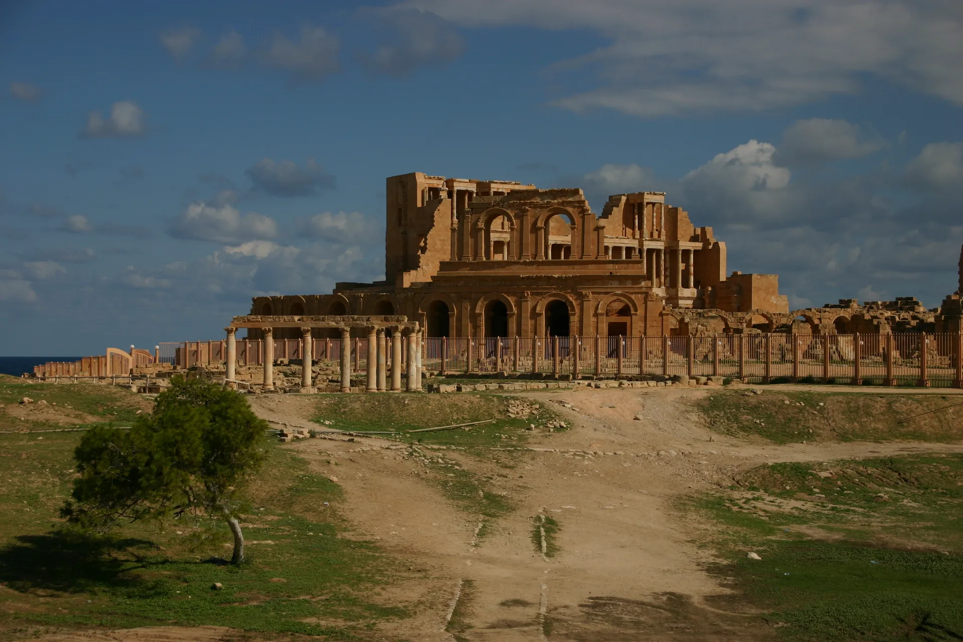 Theater, begin 3e eeuw, in een Italiaanse reconstructie [Sabratha]