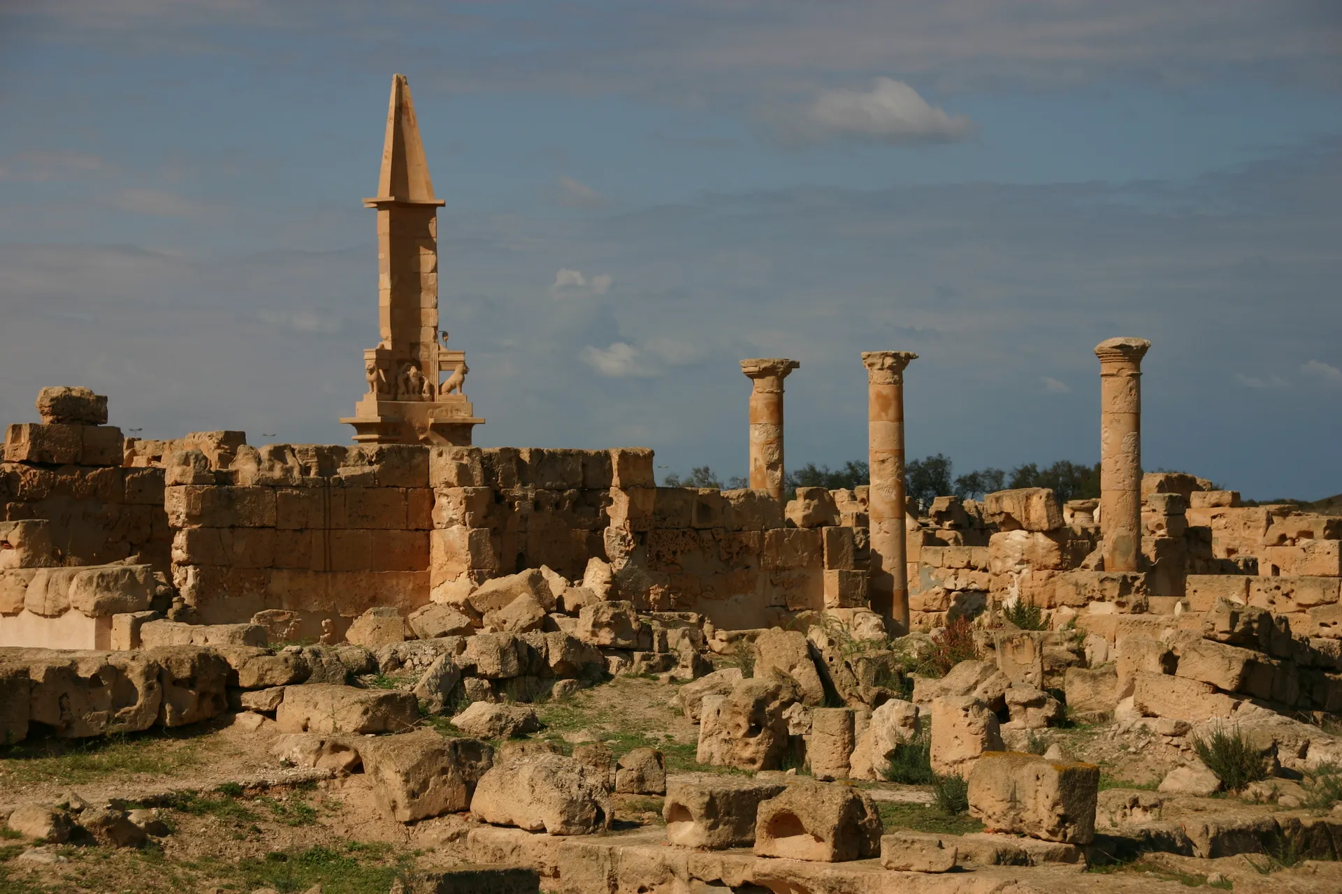Zuidkant van de stad met het Punische grafmonument, gereconstrueerd uit resten teruggevonden in de Byzantijnse stadsmuur [Sabratha]