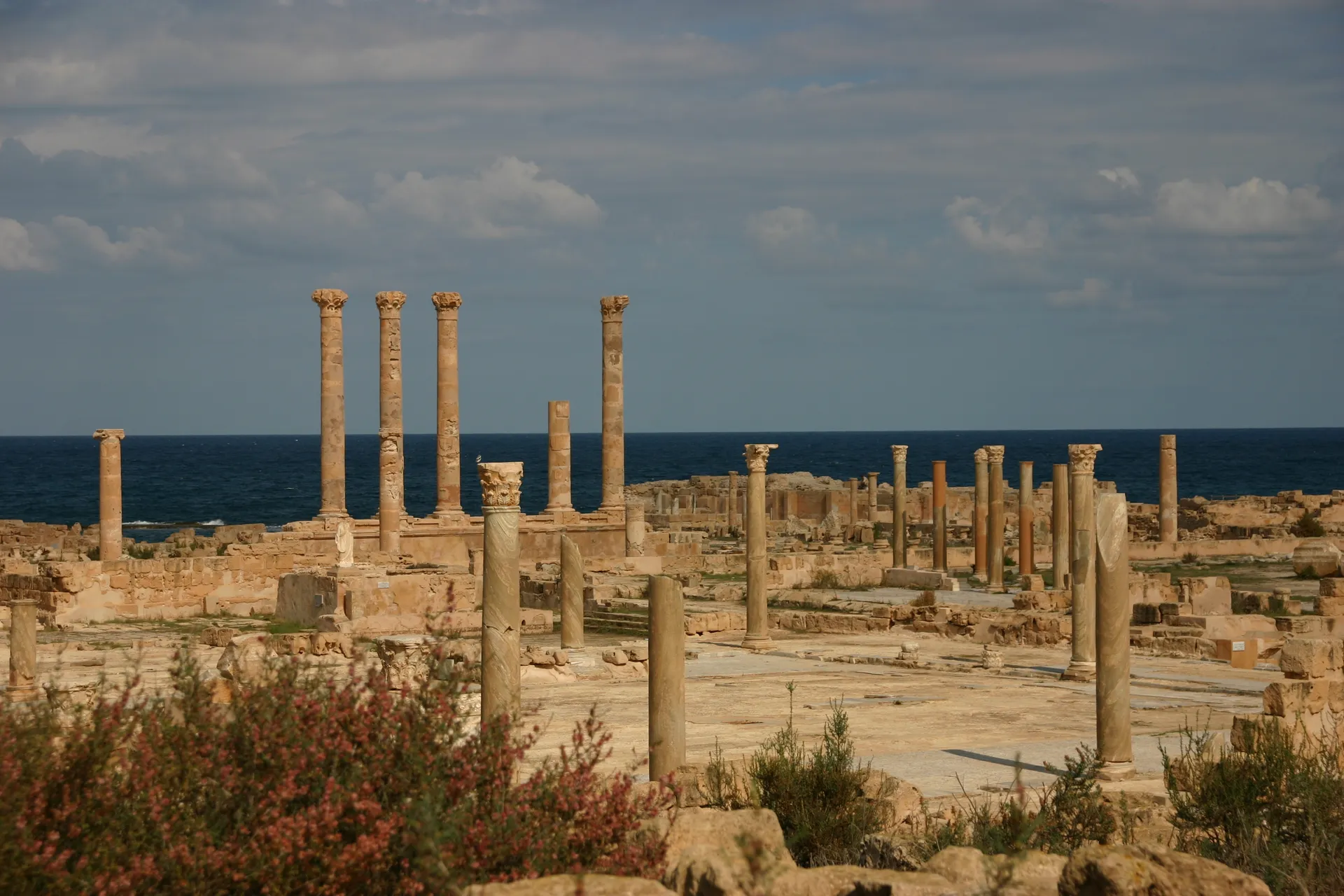 Resten van diverse openbare gebouwen in het centrum van Romeins Sabratha