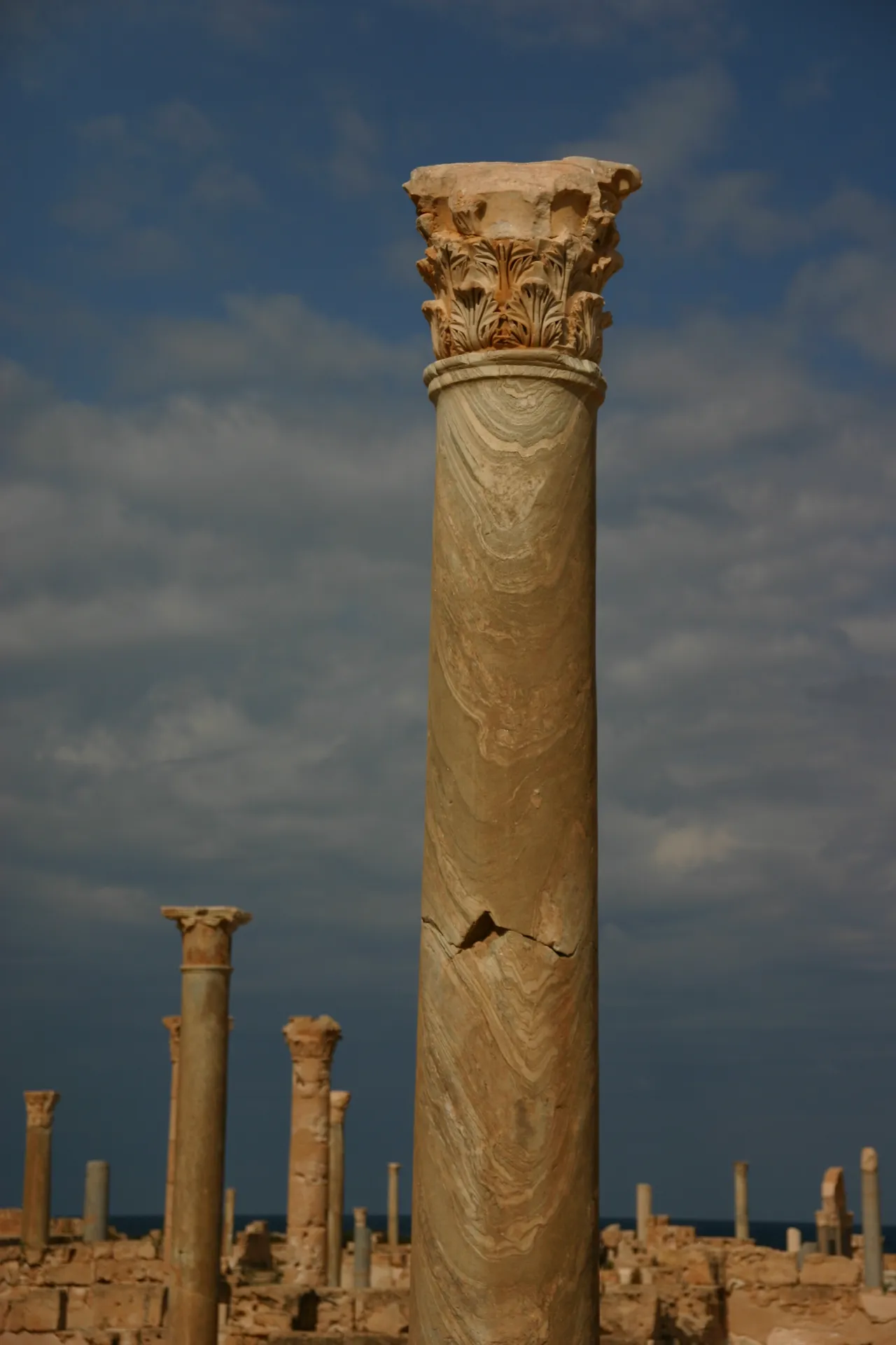 Zuil van Turks marmer met Korinthisch kapiteel [Sabratha]