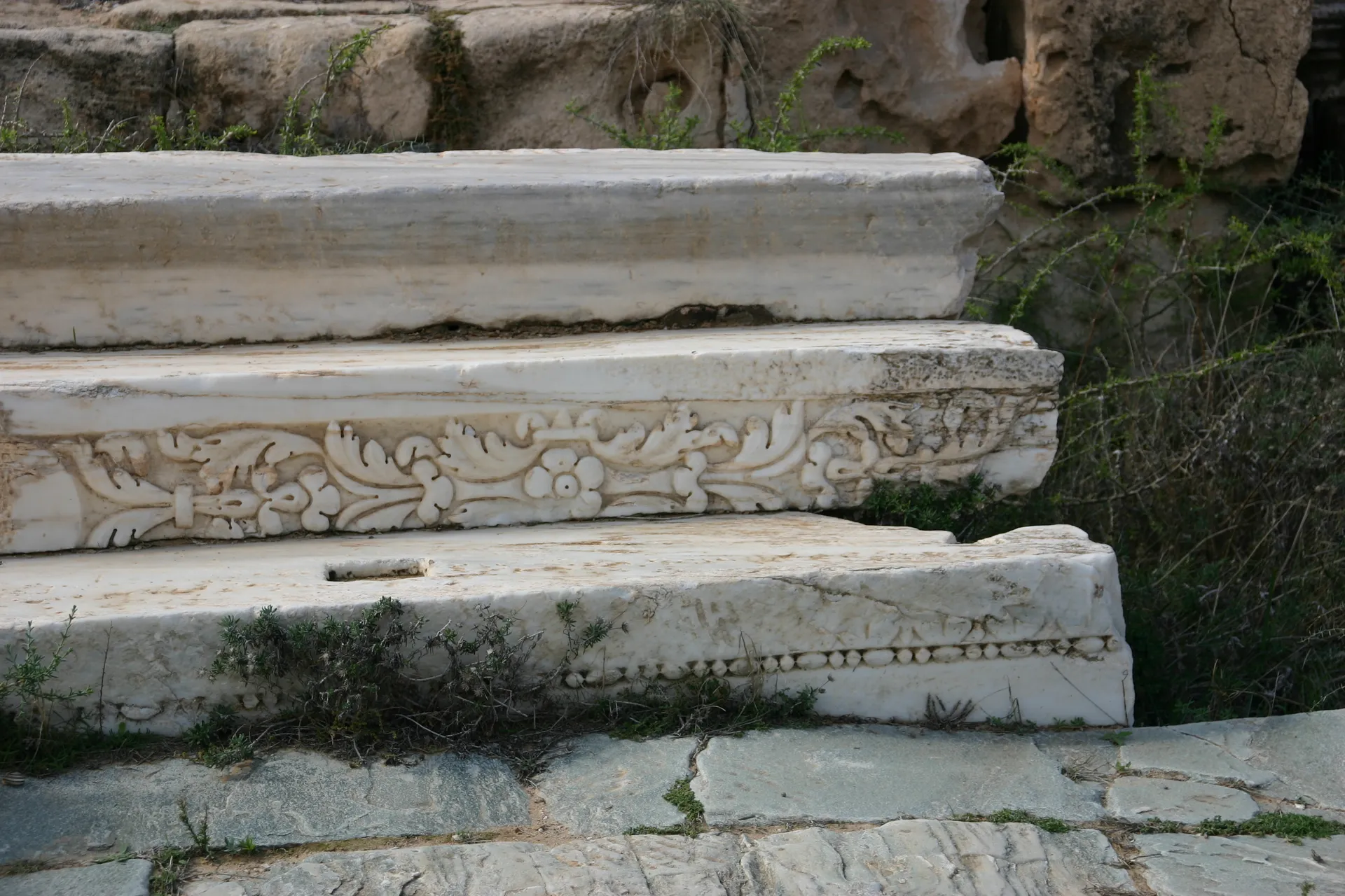 Reli&euml;fs in een aantal marmeren treden [Sabratha]