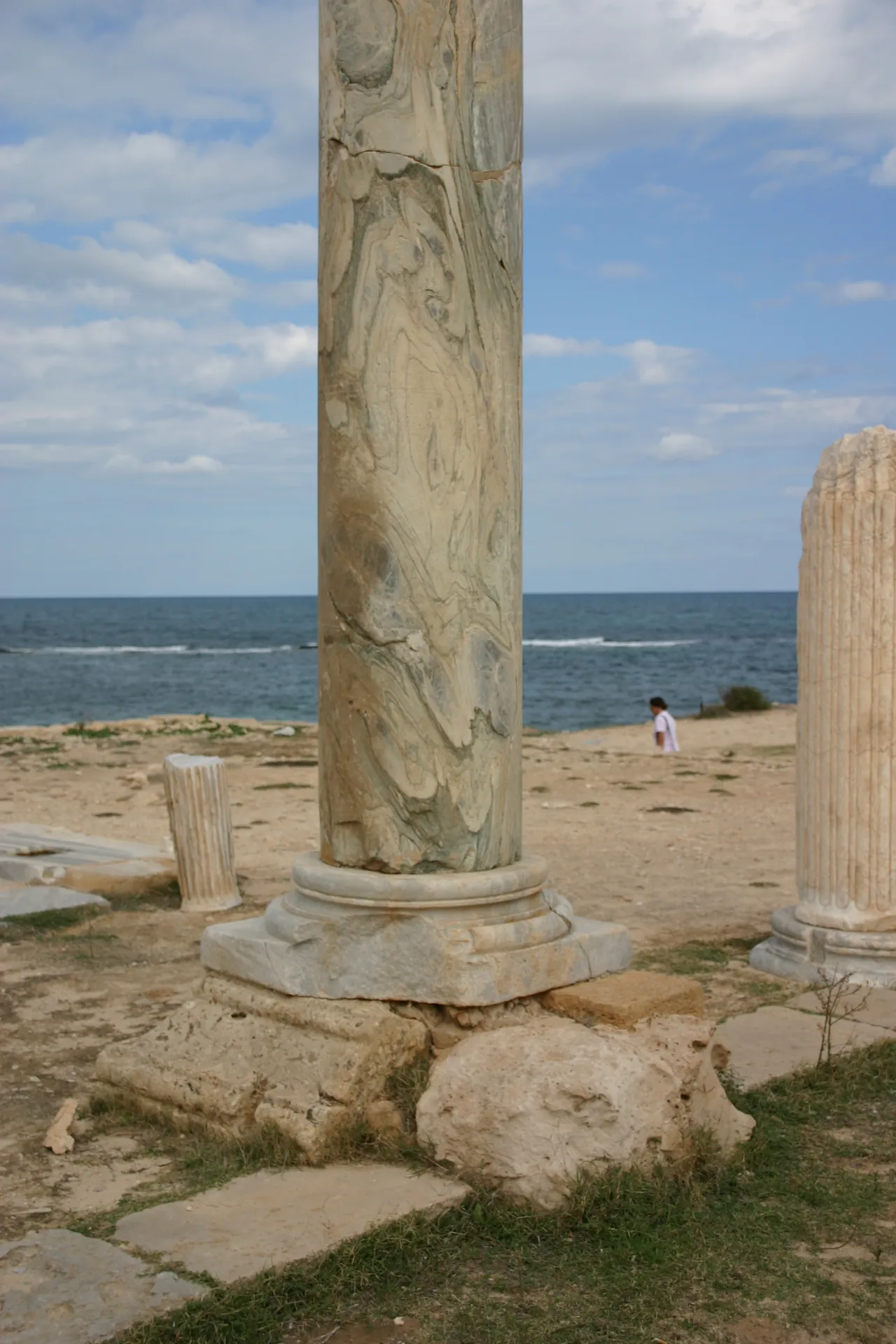 Zuil van Turks marmer - met uitzicht op de Middellandse zee [Sabratha]