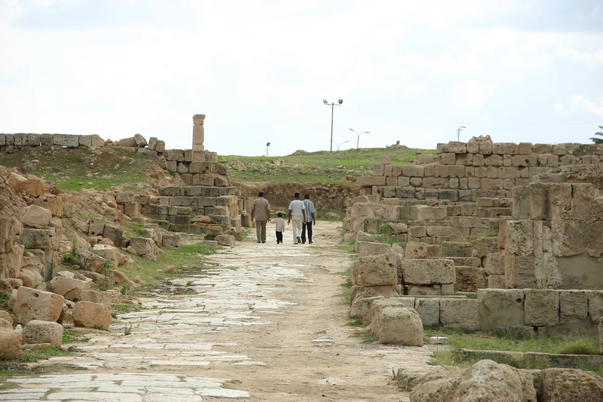 Libische familie op bezoek op de opgraving van Sabratha