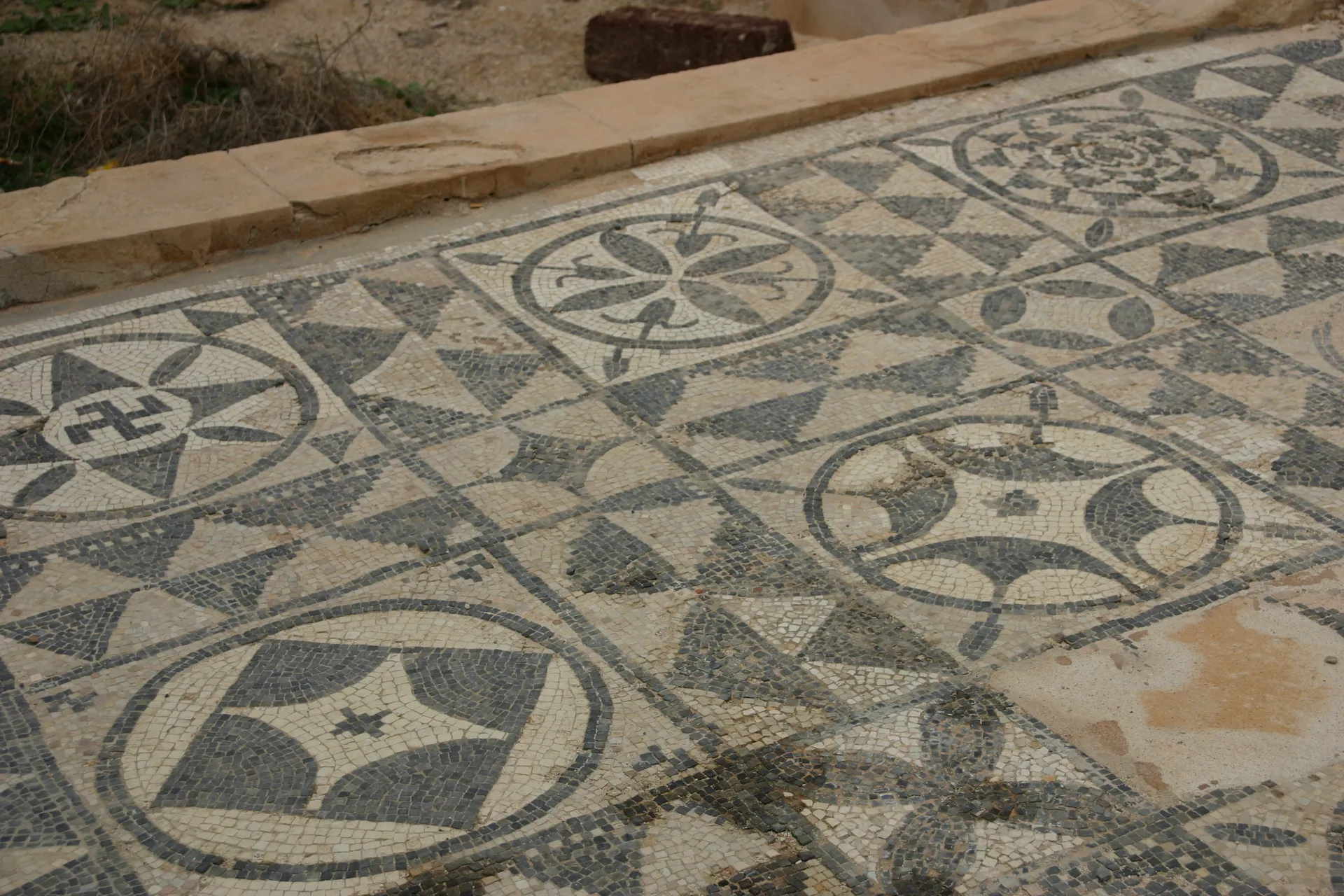Vloermoza&iuml;ek op de opgravingen van Sabratha