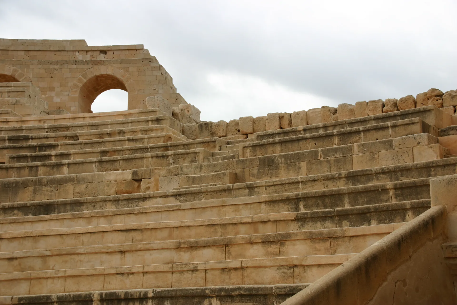 Zitbanken van het theater [Sabratha]