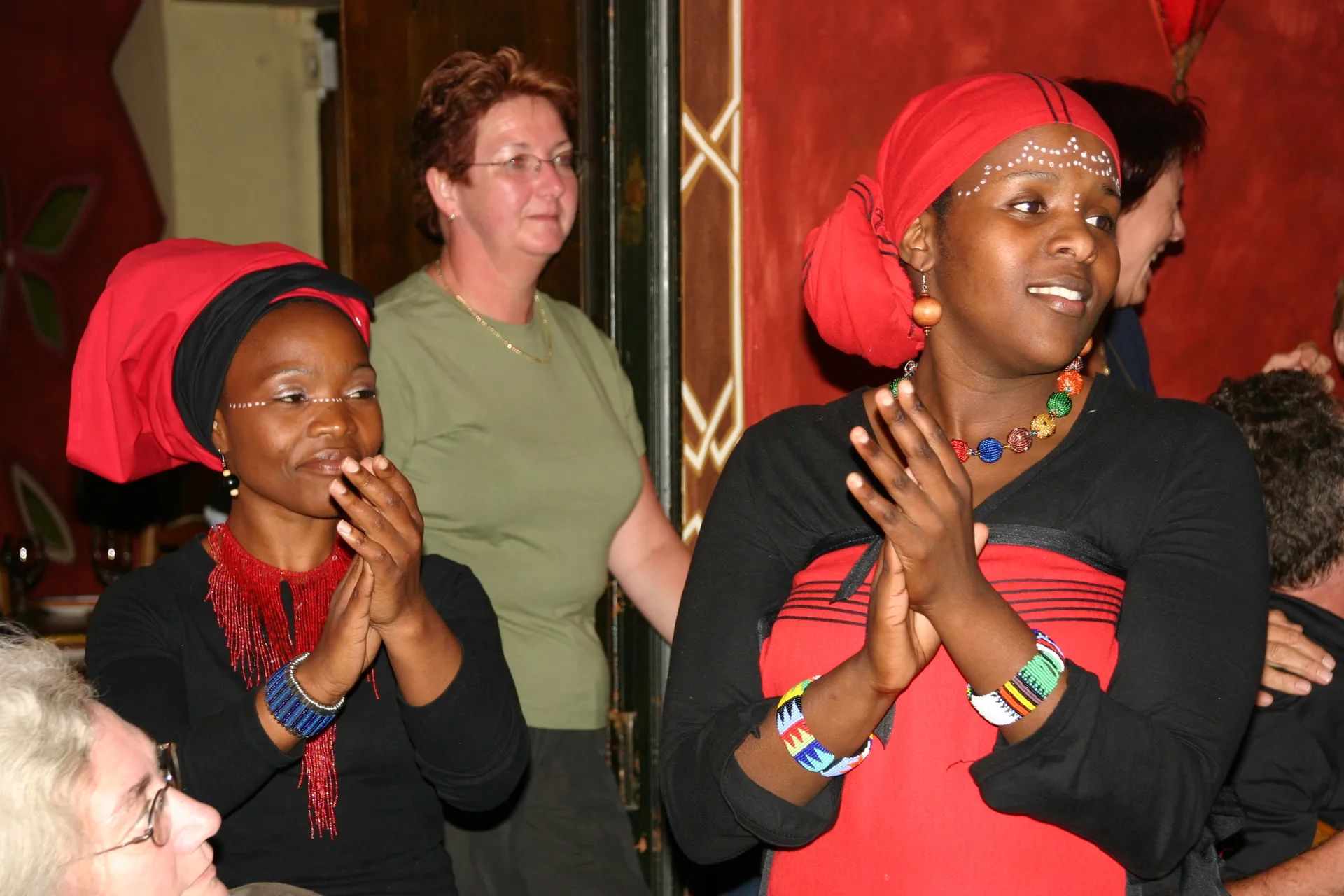 Zingende vrouw in het Africa-café [Kaapstad, Z-Afrika]
