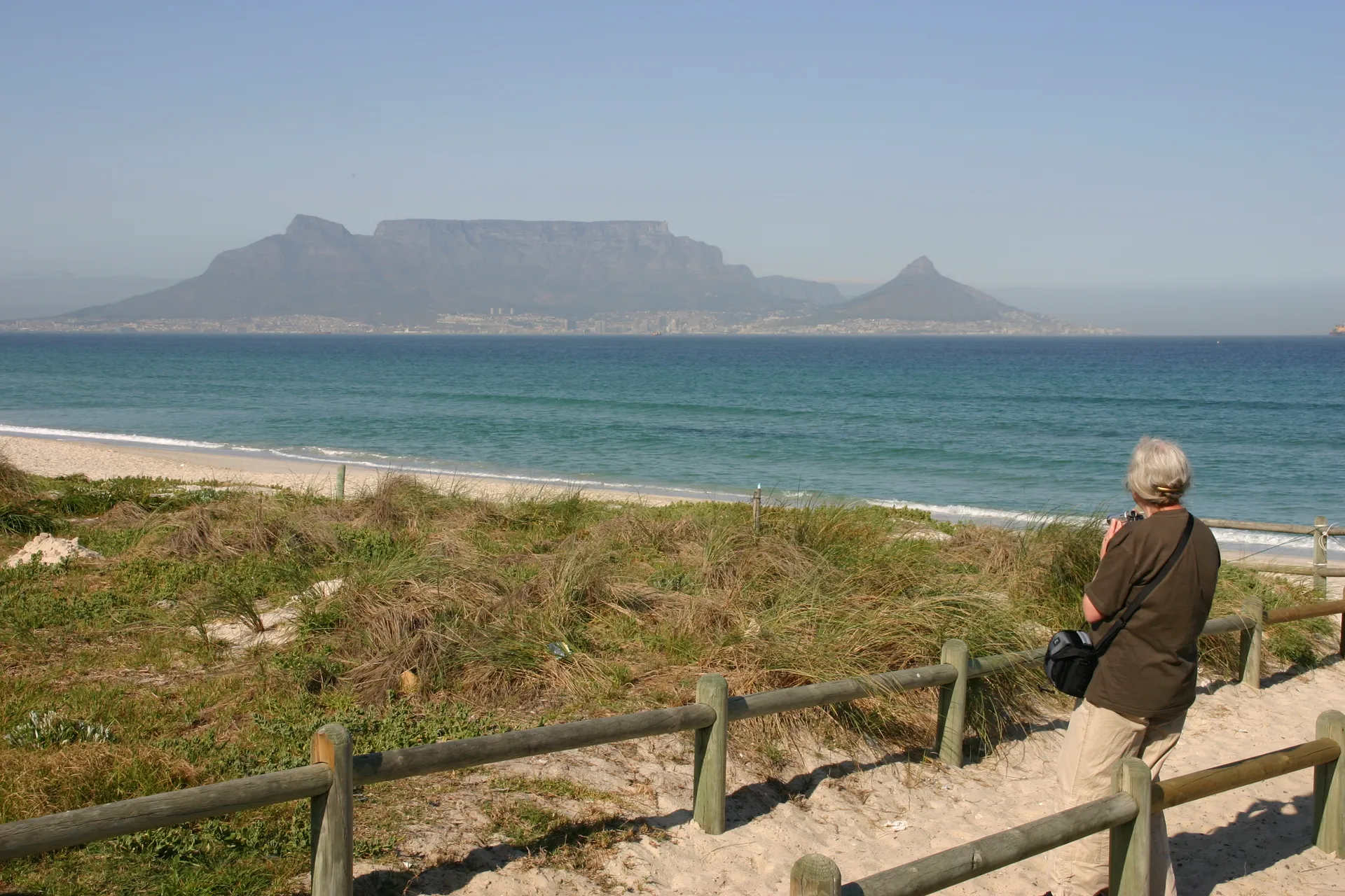 Gezicht op de Tafelberg vanaf de kustweg ten noorden van Kaapstad