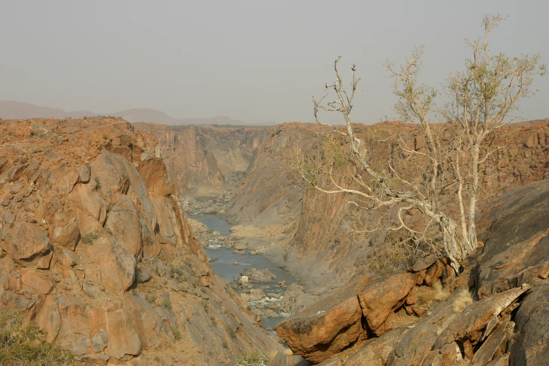 De canyon van de Oranjerivier bij het uitzichtspunt Ararat [Augrabies park]