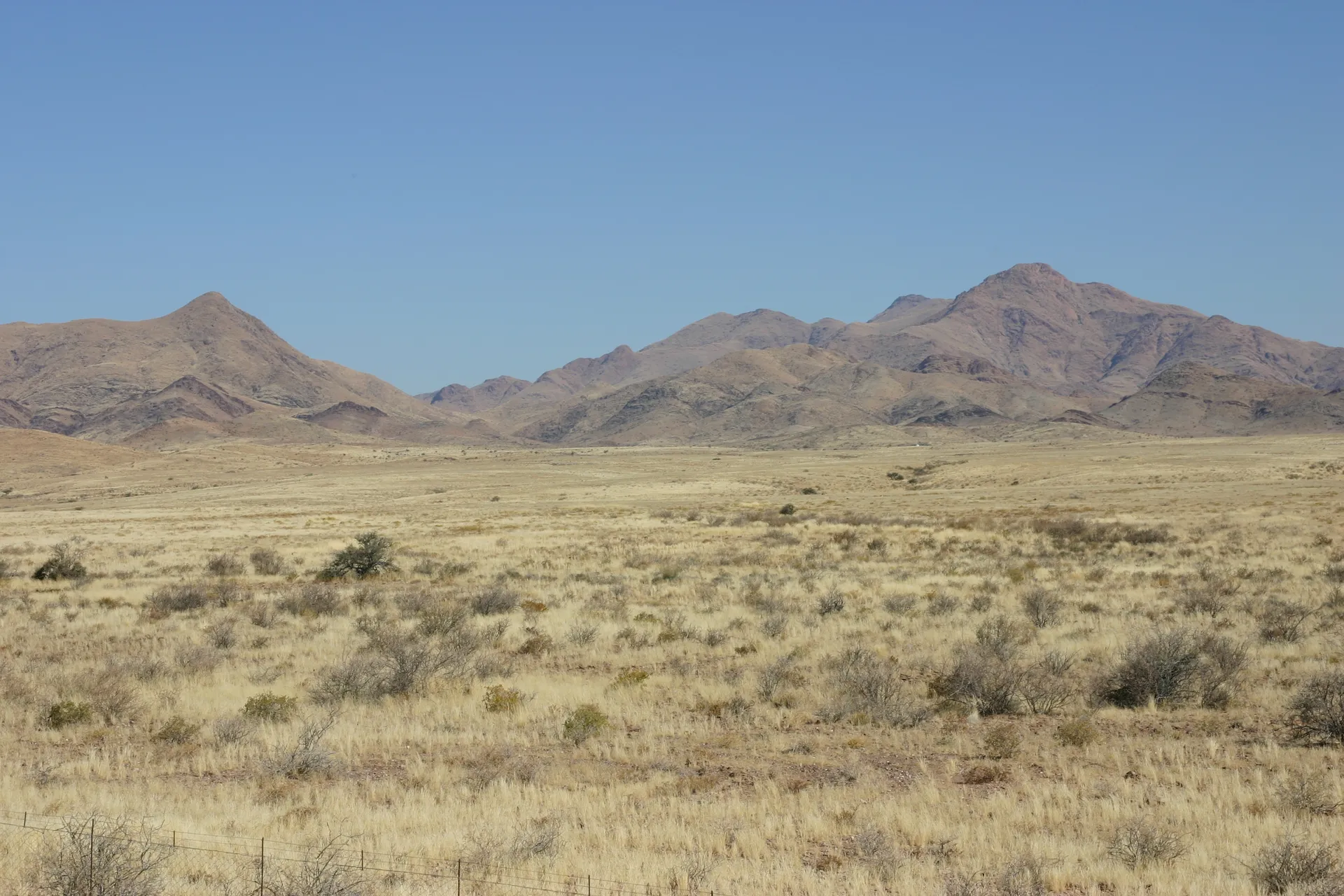 Langs de weg in zuidelijk Namibi&euml;, op de achtergrond het Karasgebergte
