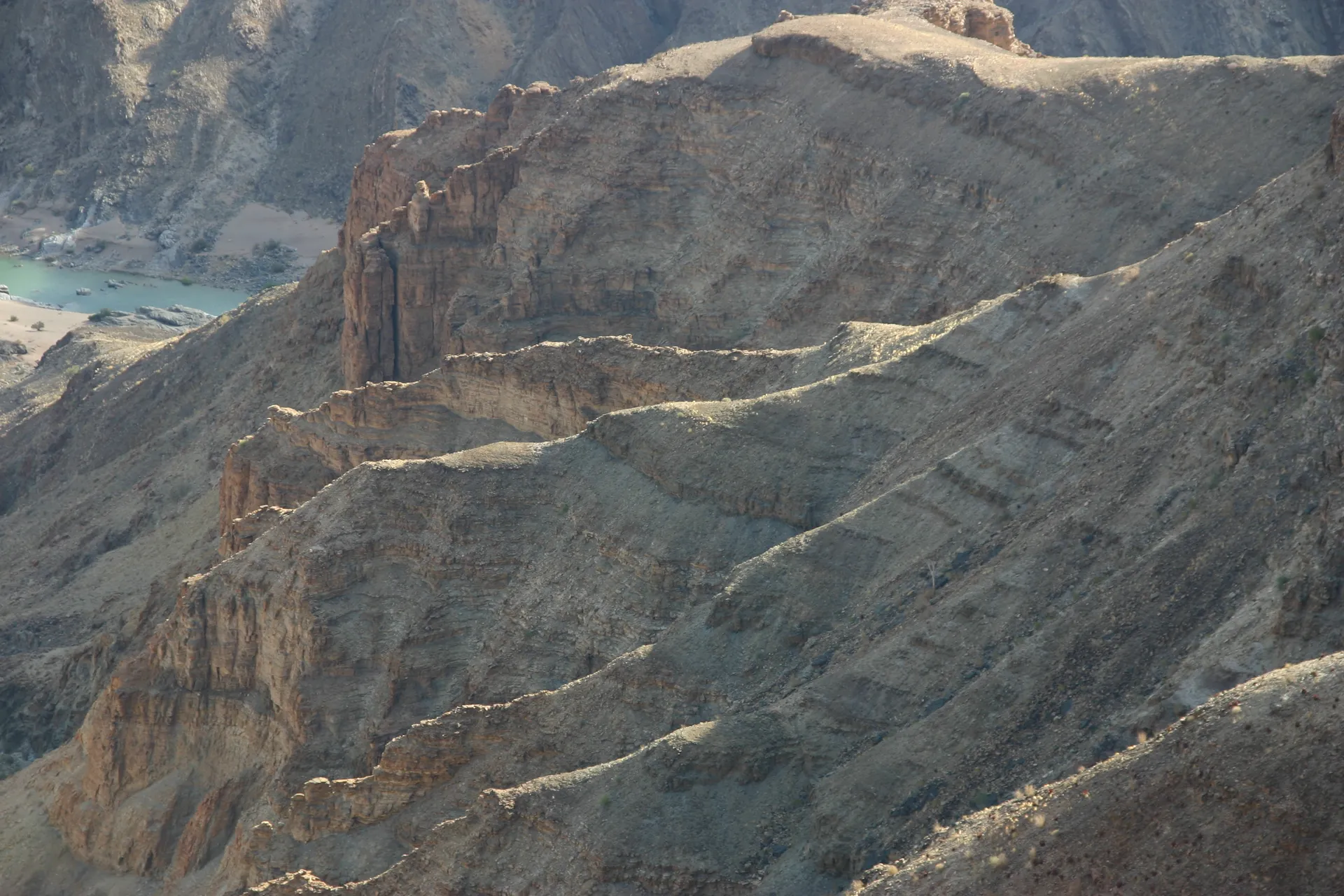 De wanden van de Fish River canyon in de late middagzon
