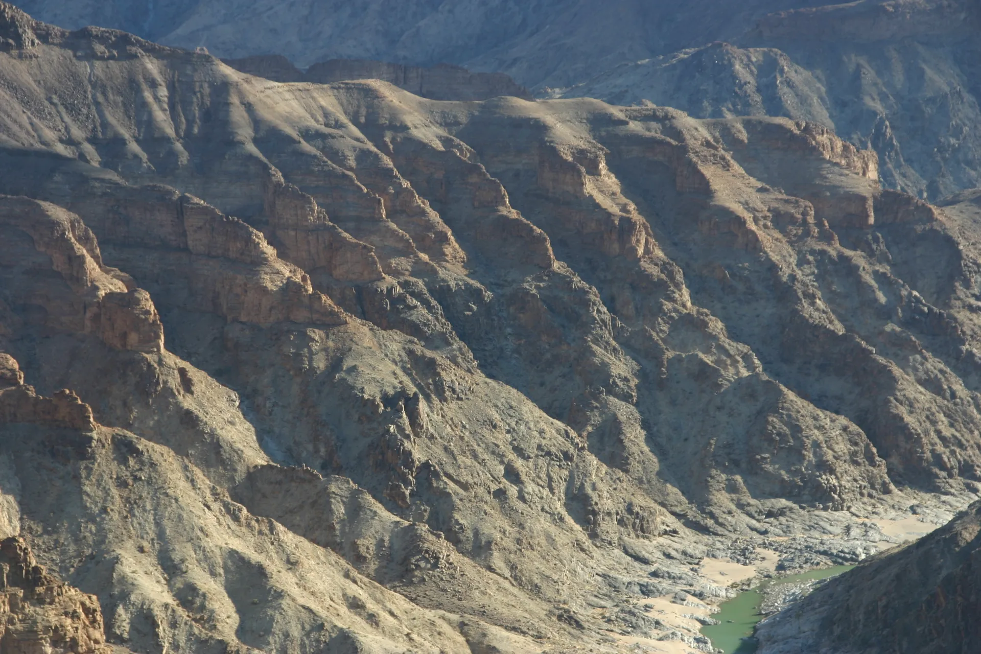 De wanden van de Fish River canyon in de late middagzon