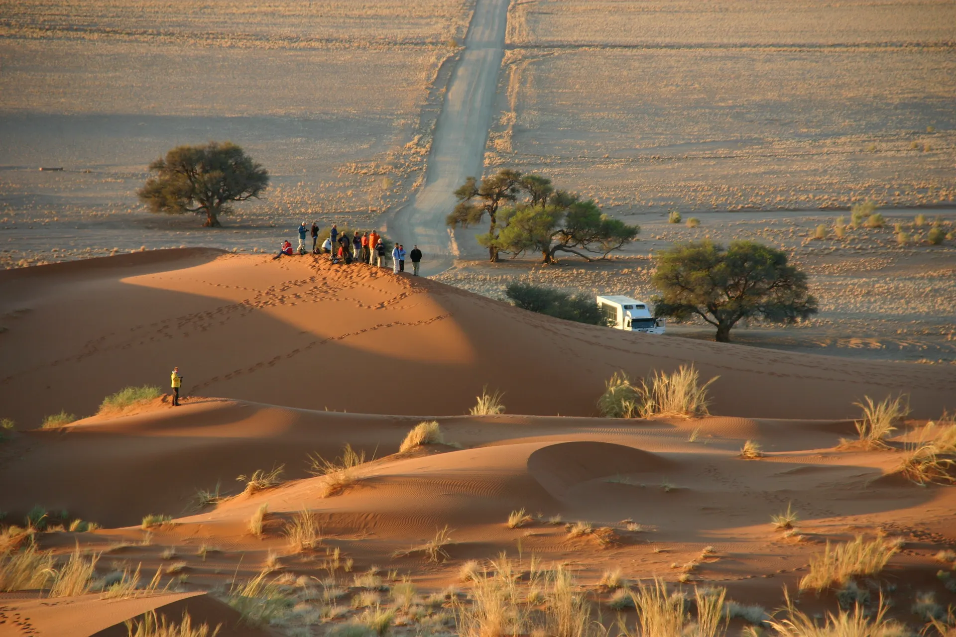 Natuur onderweg: zonsopgang vanaf de rode zandduinen van de Namib [nabij Sesriem]