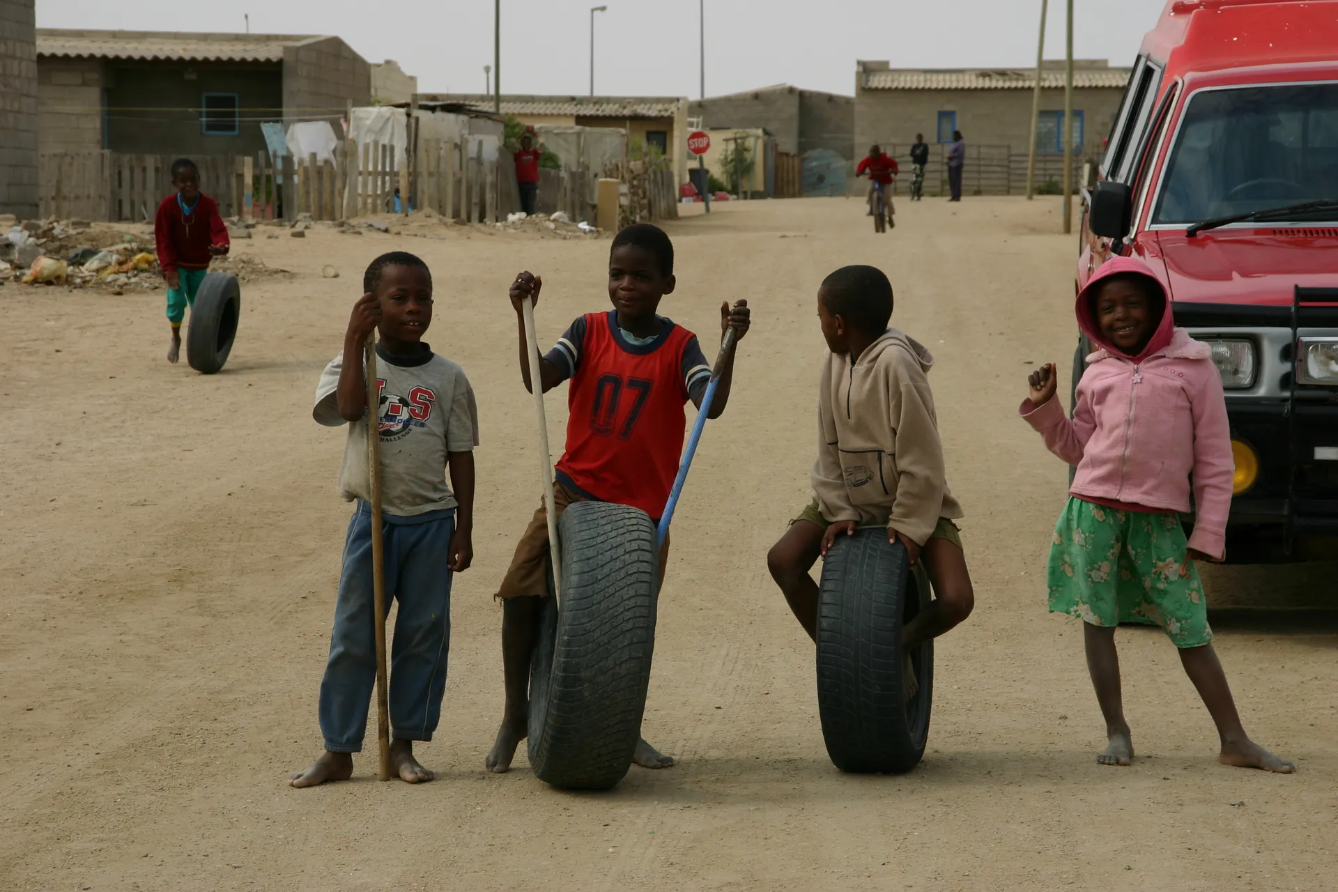 Spelende kinderen in township [Swakopmund, Namibië]