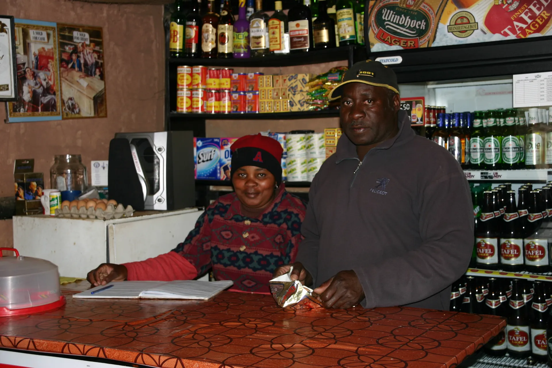 Mensen onderweg: de bediening in de plaatselijke kroeg van township Swakopmund