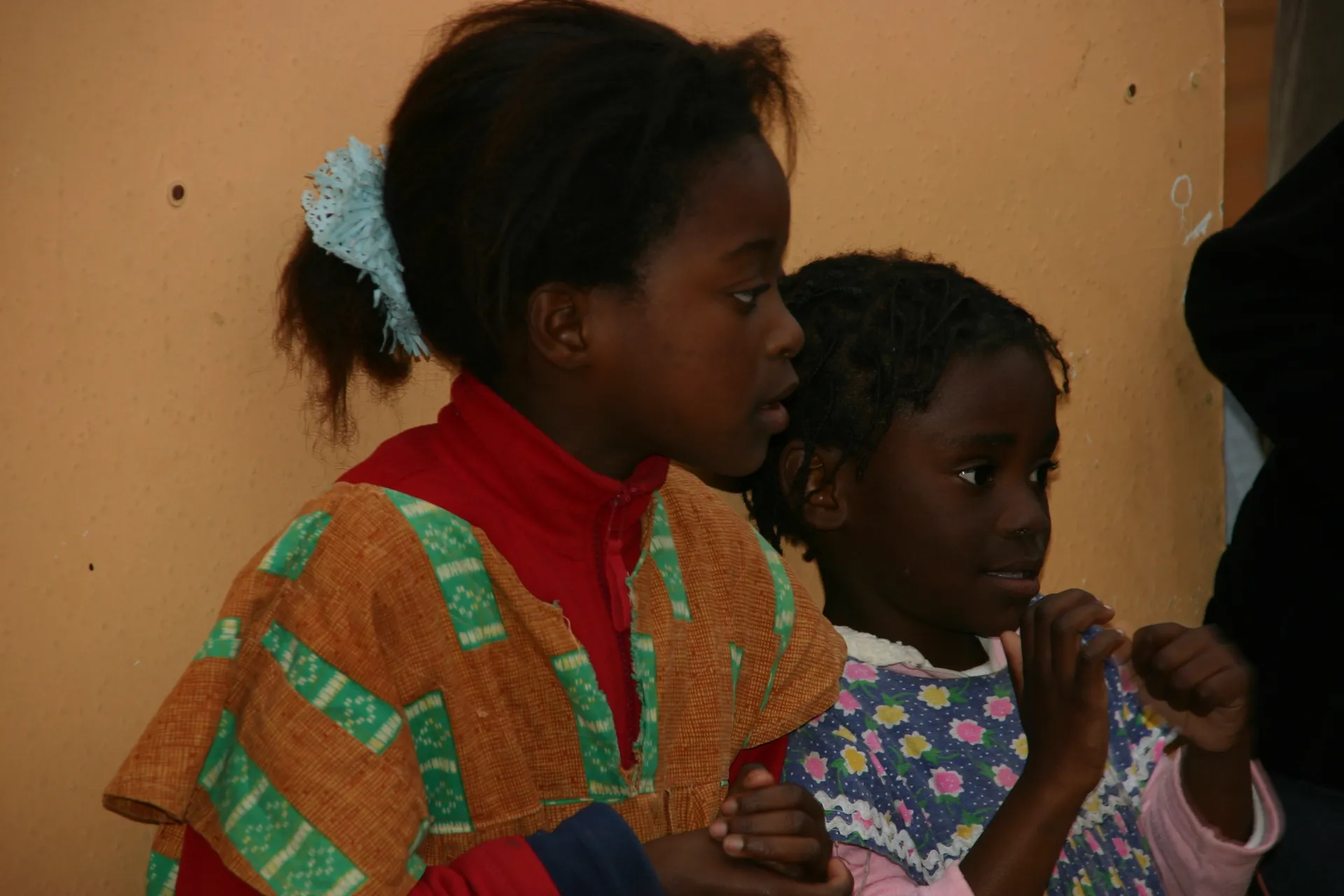 Meisjes uit dansgroepje [township Swakopmund, Namibië]