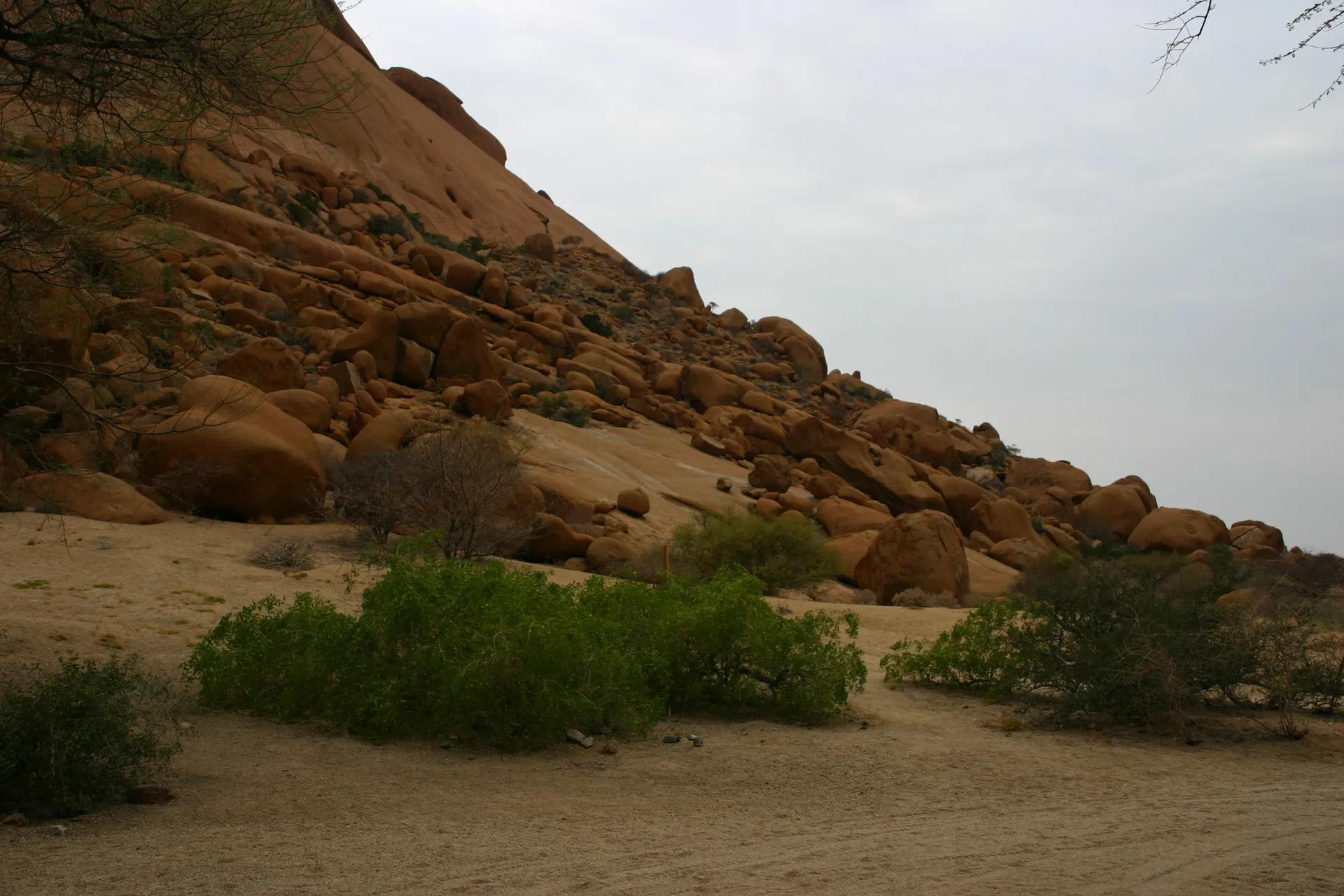 Berghelling bij Spitzkoppe