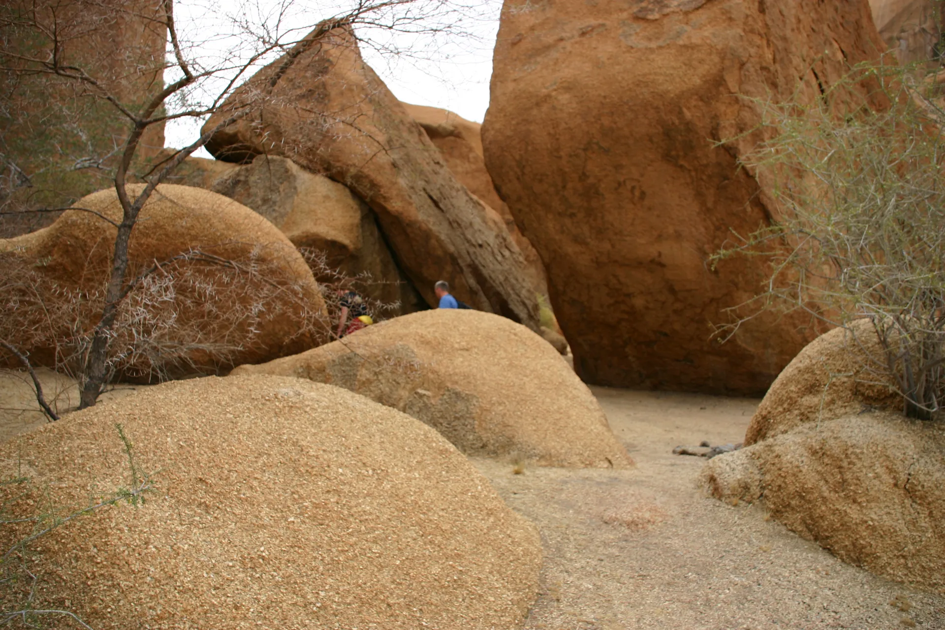 Wandelen tussen de rotsen van Spitzkoppe