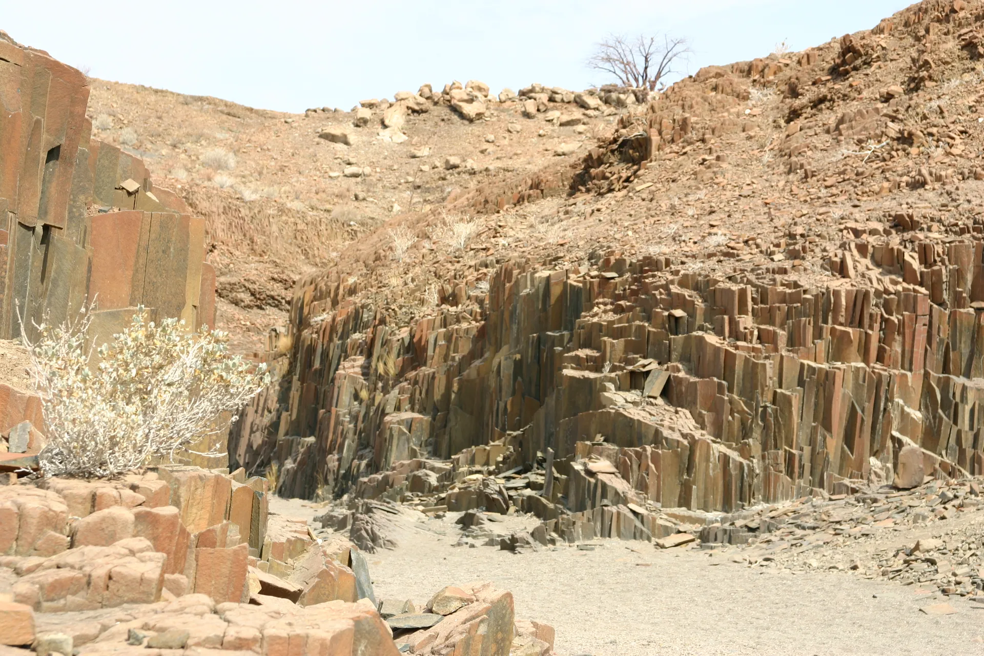 Zuilen van het mineraal doleriet, een formatie bekend onder de naam orgelpijpen [nabij Twyfelfontein]