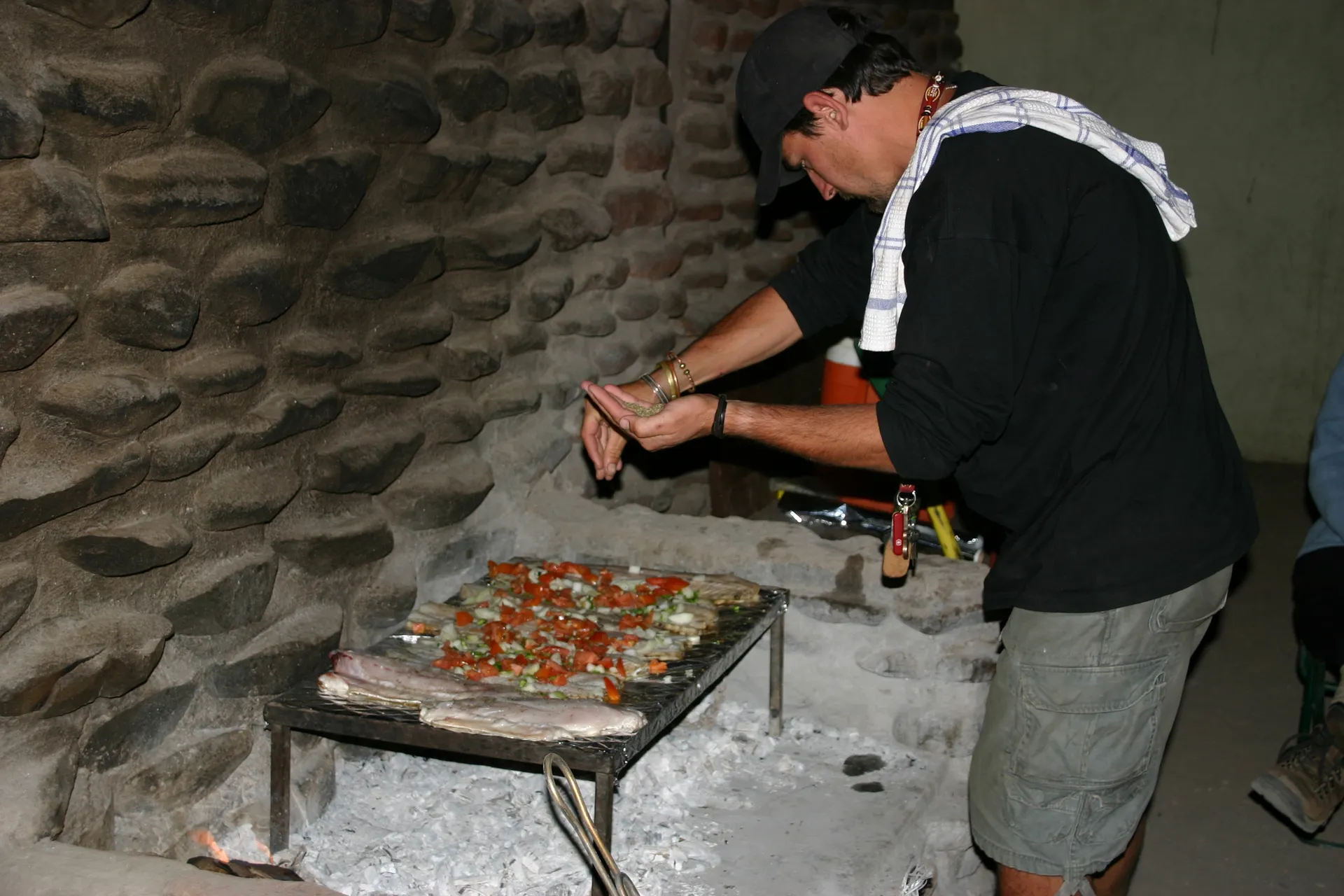 Eten: toebereiding van een vismaaltijd door Victor [camping Palmwag]