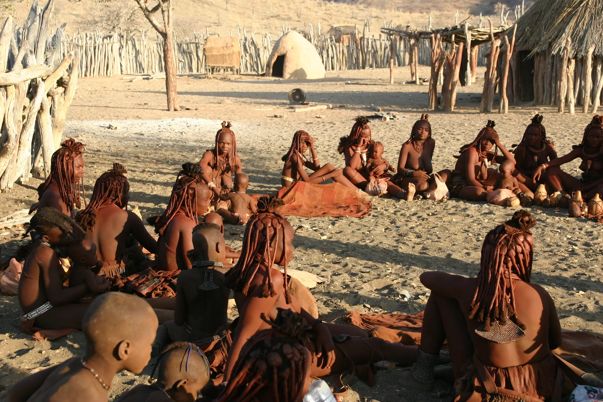 Himba-vrouwen in de kraal [Namibië]