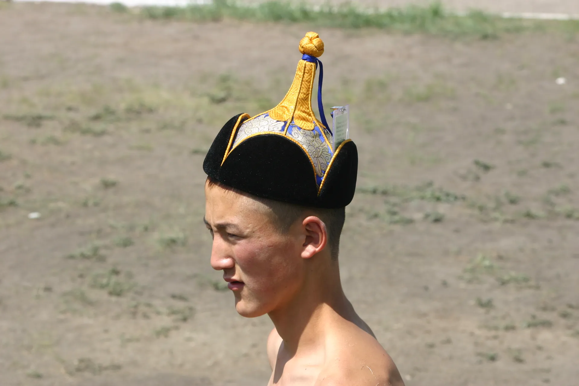 Jonge worstelaar, met de deelnemerskaart in zijn hoed [Naadam festival, Ulaanbaatar]