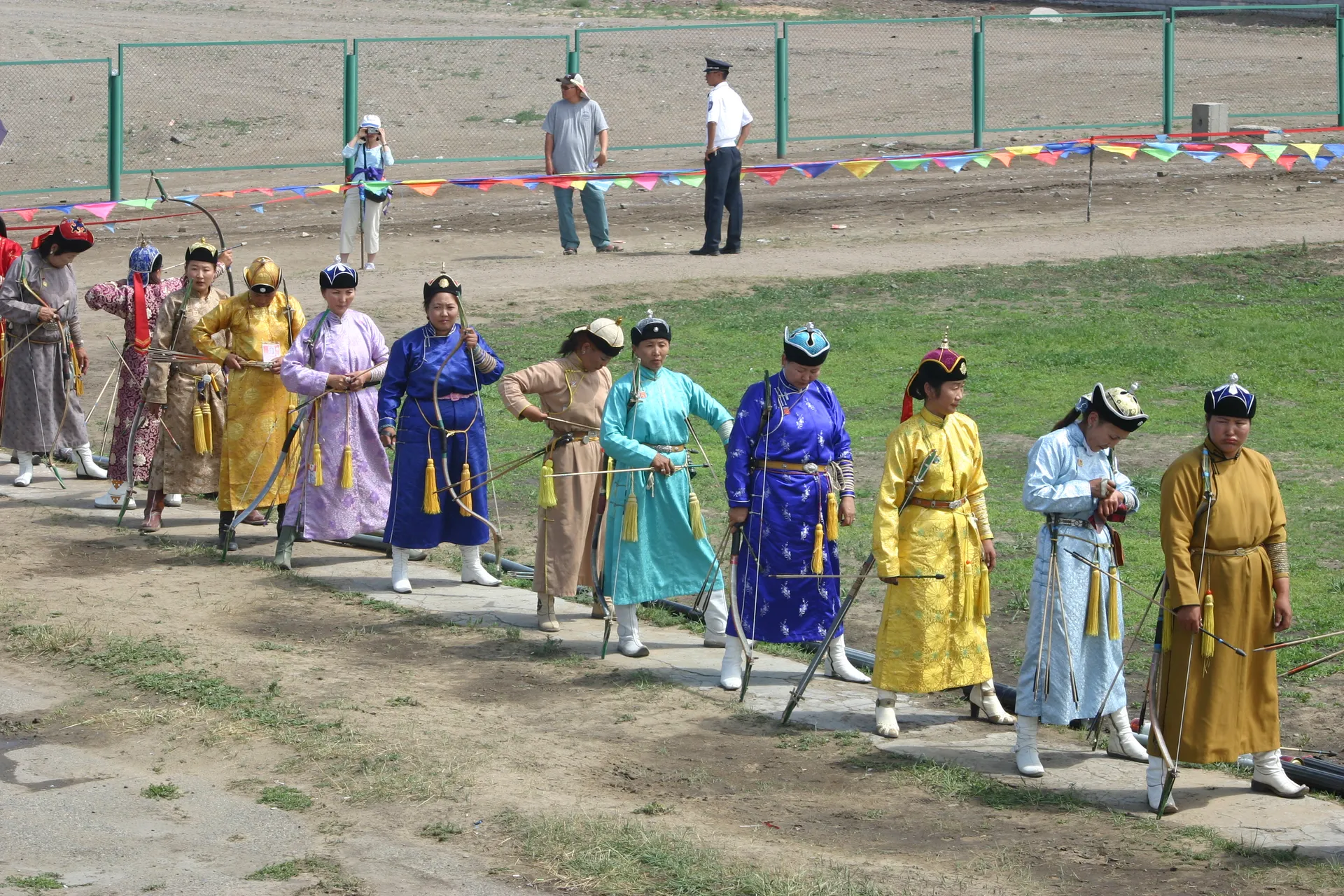Aan het boogschieten mogen ook vrouwen deelnemen [Naadam festival, Ulaanbaatar]