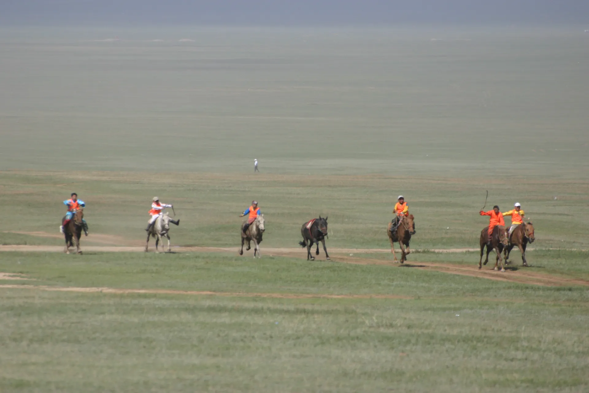 De paardenraces vormen het 3e onderdeel van het Naadam festival, steeds met jonge kinderen als berijder [Ulaanbaatar]