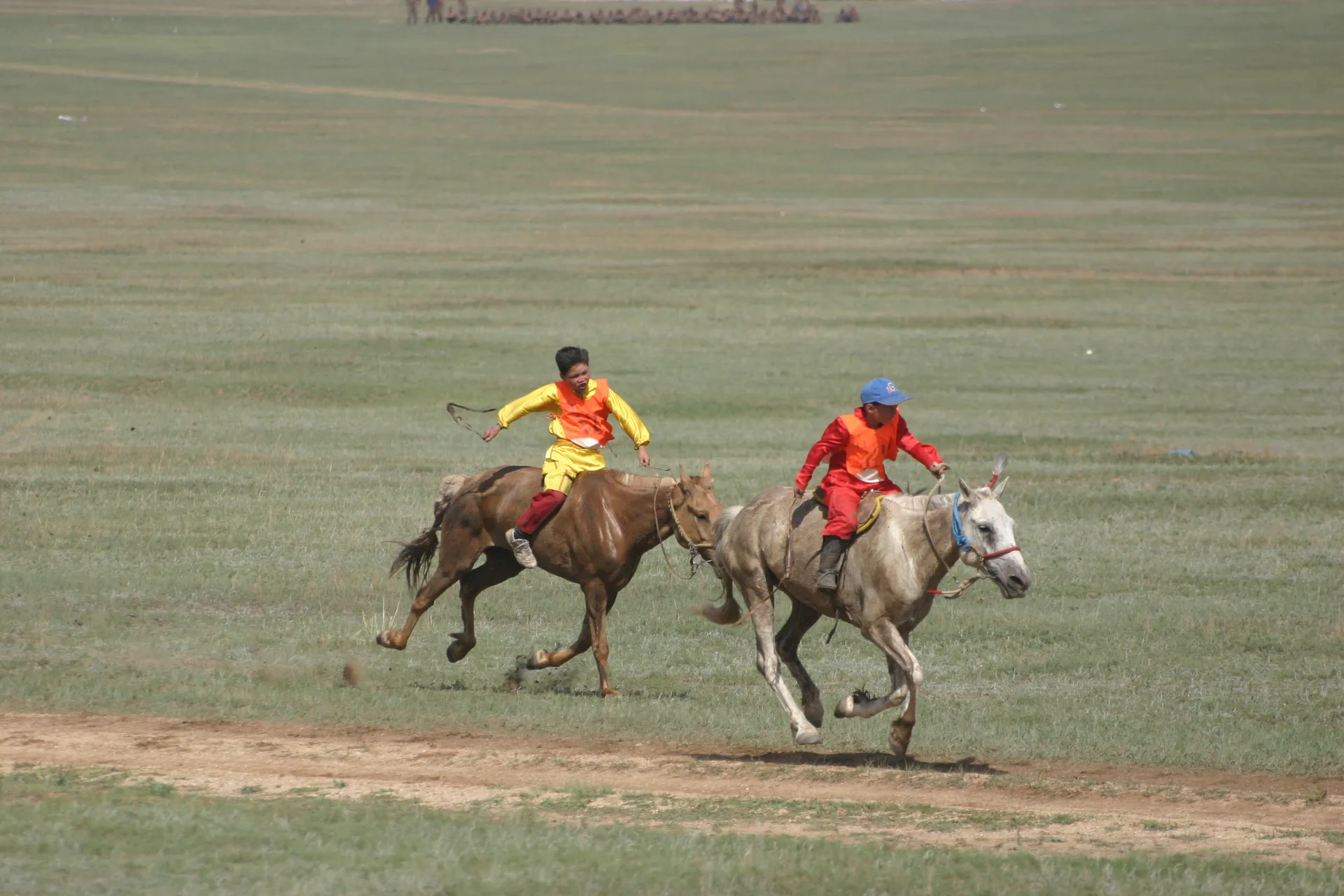 Tot op de laatste meters wordt strijd geleverd, ook al gaat het niet meer om de eerste plaatsen [Naadam festival, Ulaanbaatar]