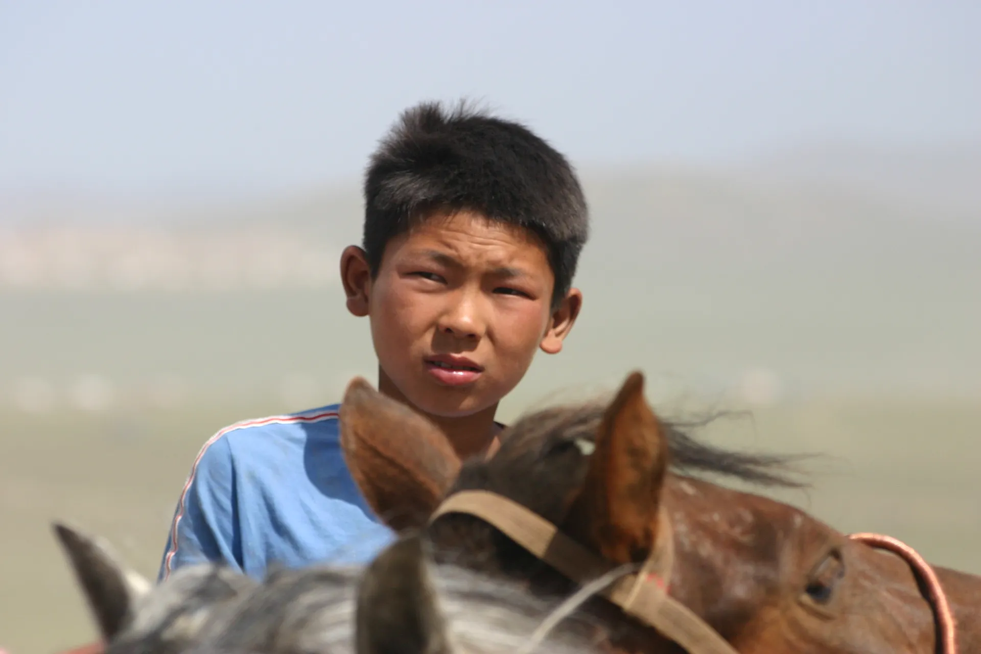 Paardrijden leren kinderen al op jonge leeftijd [Naadam festivalterrein, Ulaanbaatar]