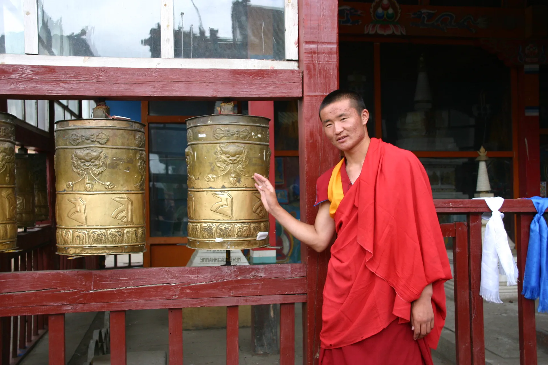Gebedsmolens en monnik van het Gandan klooster [Ulaanbaatar]