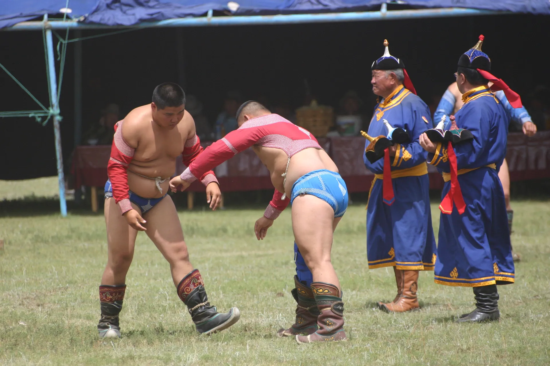 Worstelaars tijdens het Naadam festival [Ulaanbaatar]