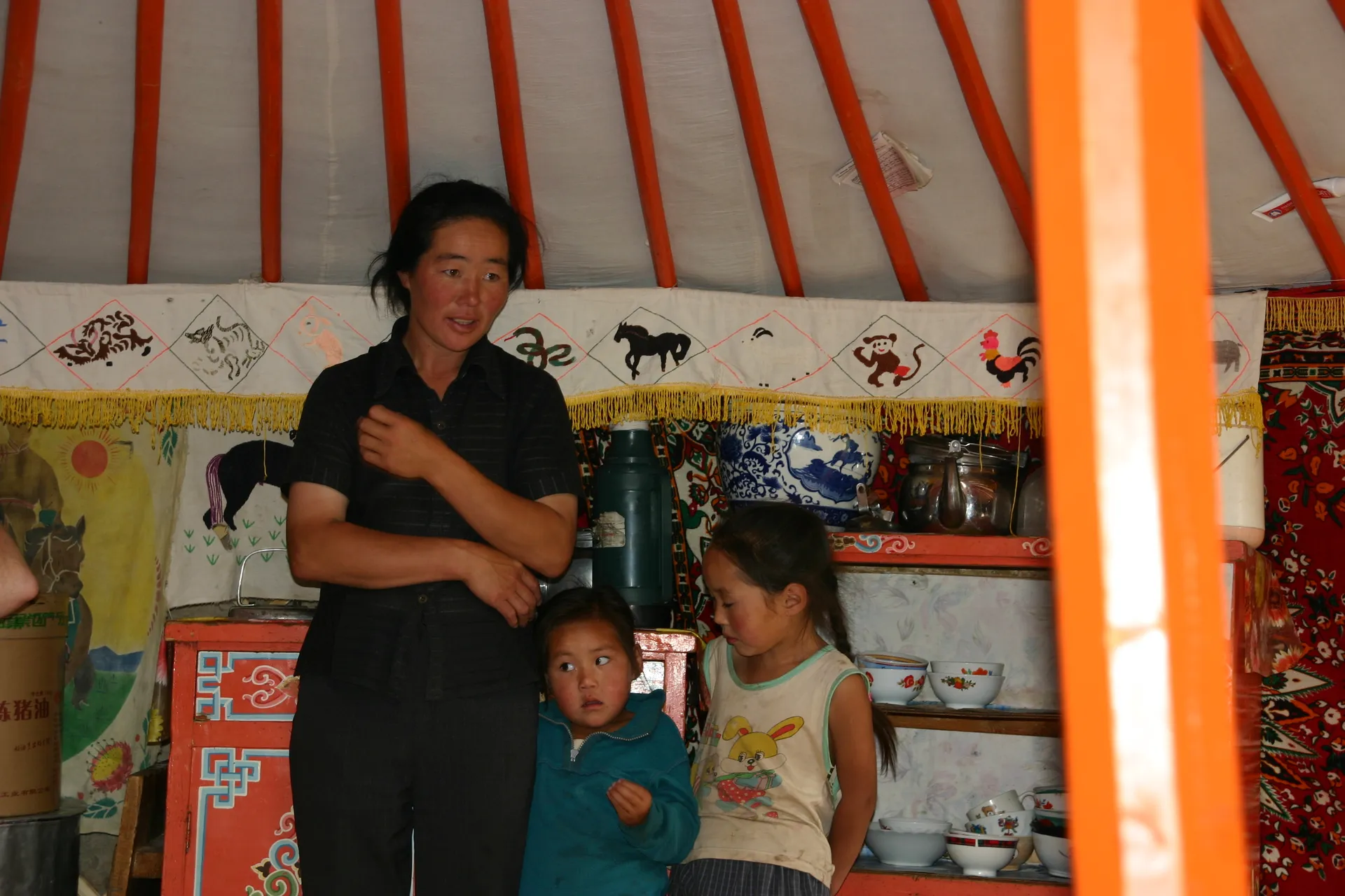 De vrouw des huizes en twee kleine kinderen bij ons <i>ger</i>-bezoek [omgeving Khogno Khan]