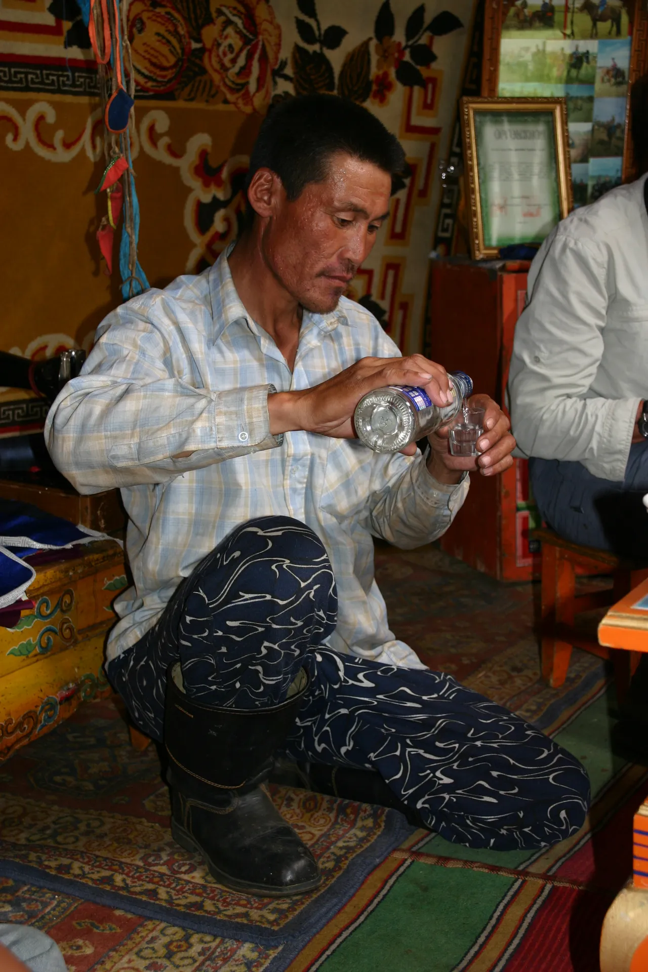 ... en ten slotte wordt de fles wodka geopend [omgeving Khogno Khan]