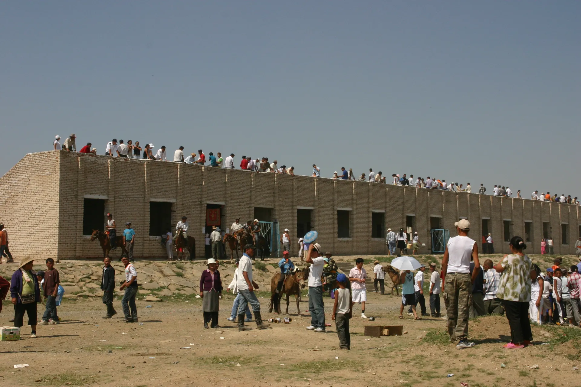 Tribune van het stadion in Arvaikheer, bij de regionale Naadam wedstrijden